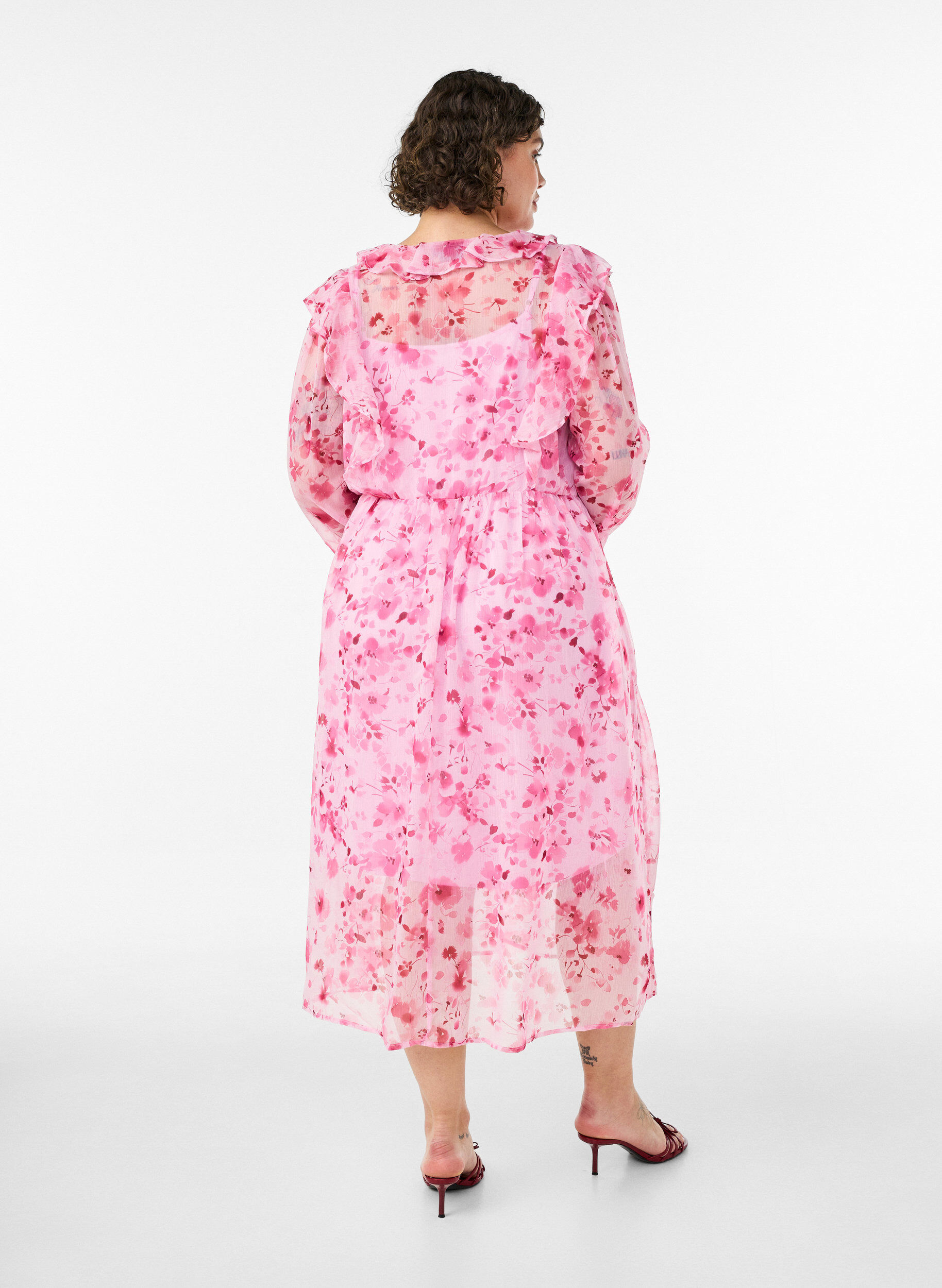 ZizziBlommig kl&auml;nning i chiffong med volanger och l&aring;nga &auml;rmar, Rosa, Model image number 1