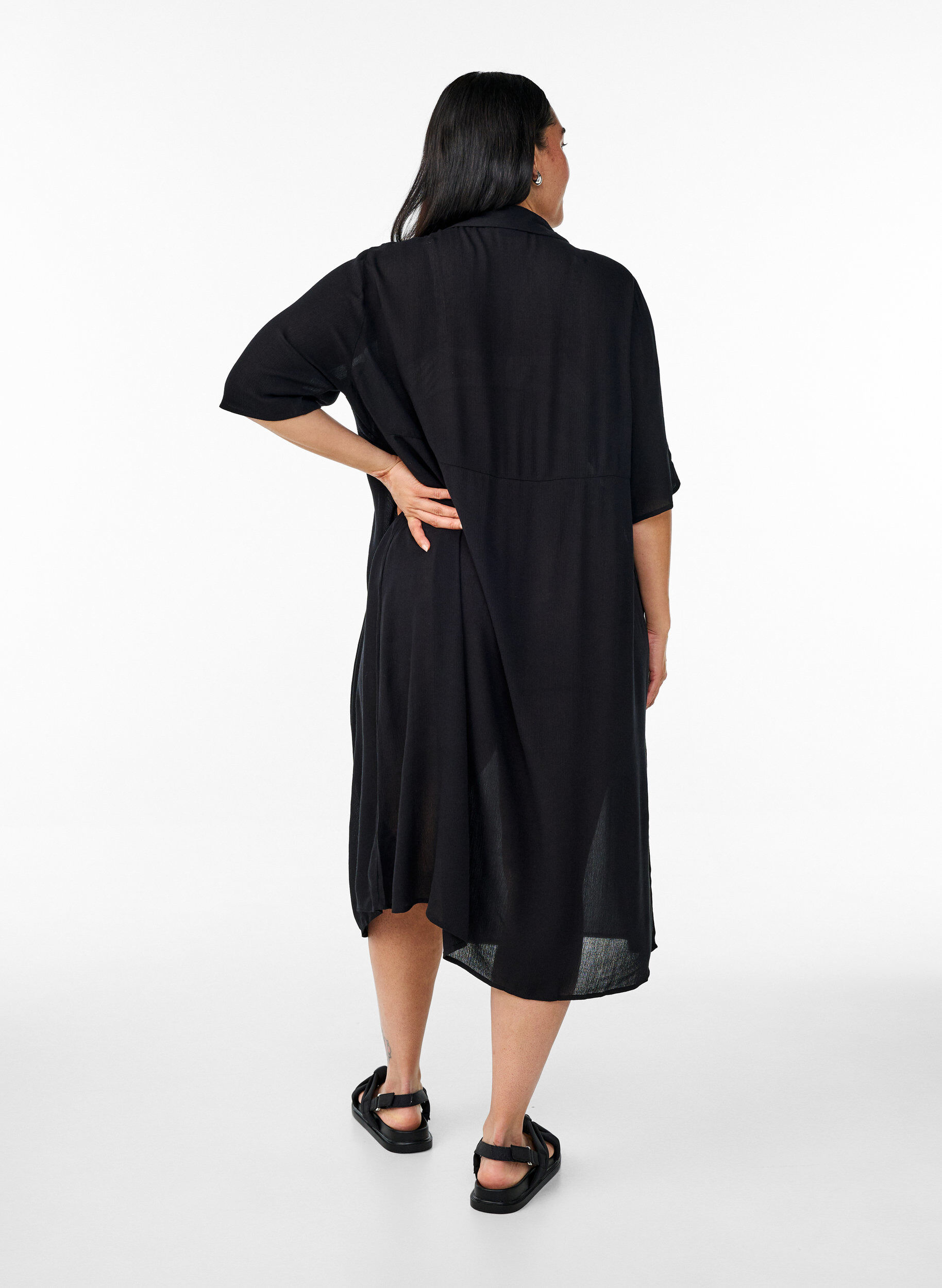 ZizziMidikl&auml;nning i skjortmodell med korta &auml;rmar, Svart, Model image number 1