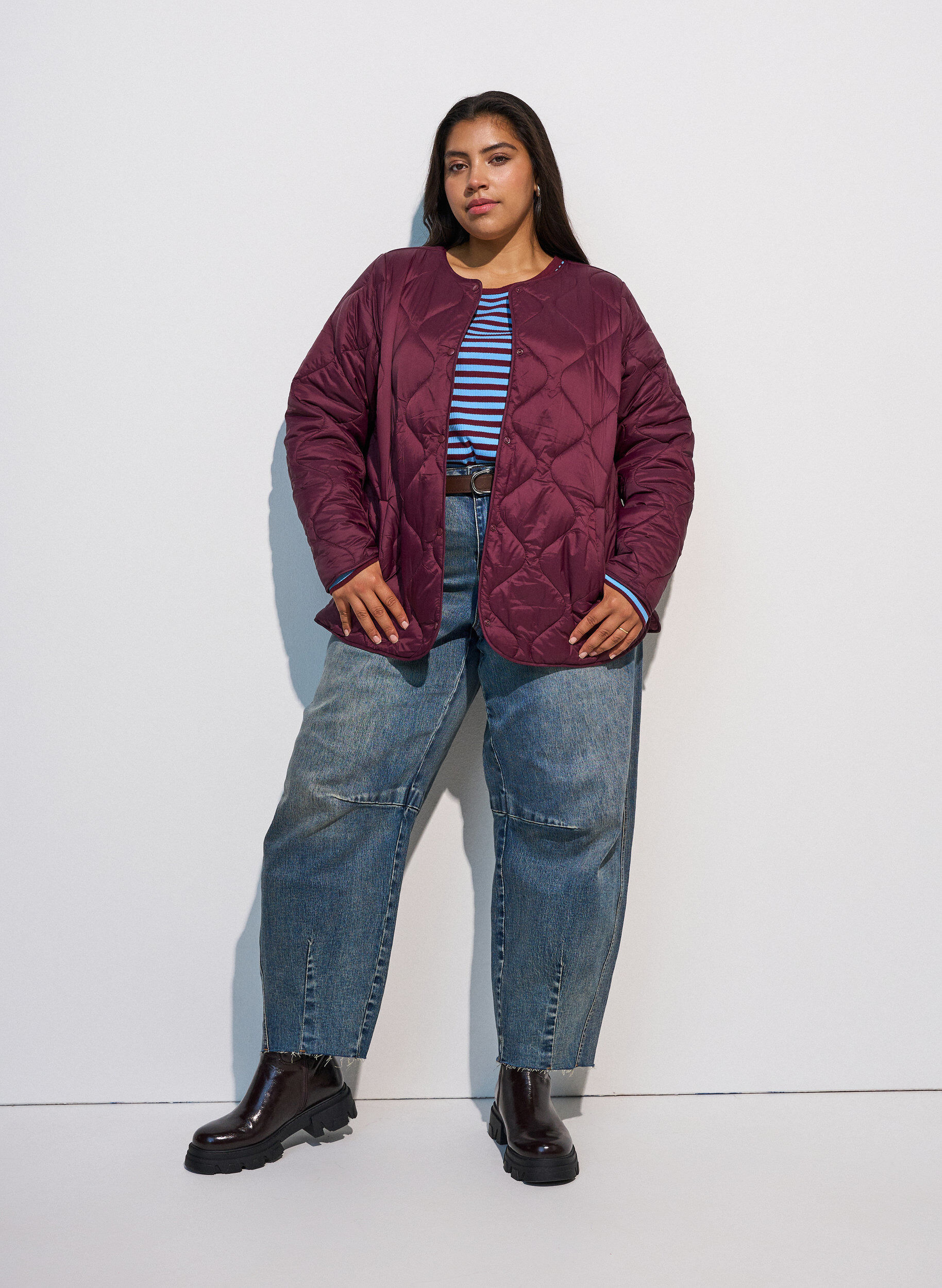 ZizziQuiltad jacka med tryckknappar och rund hals, M&ouml;rk Bordeaux, Model image number 1