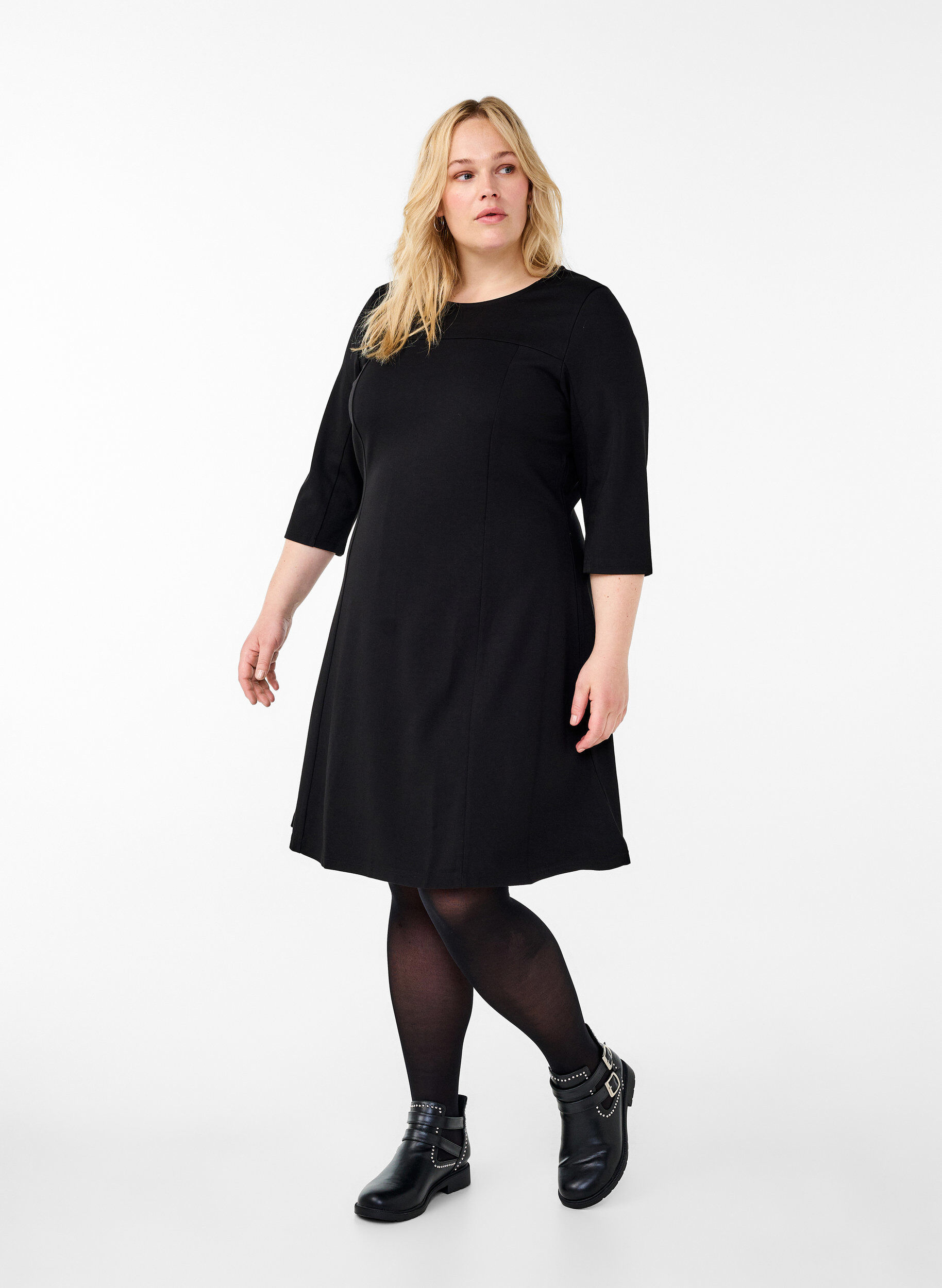 ZizziA-linjeformad kl&auml;nning med trekvarts&auml;rm, Svart, Model image number 1