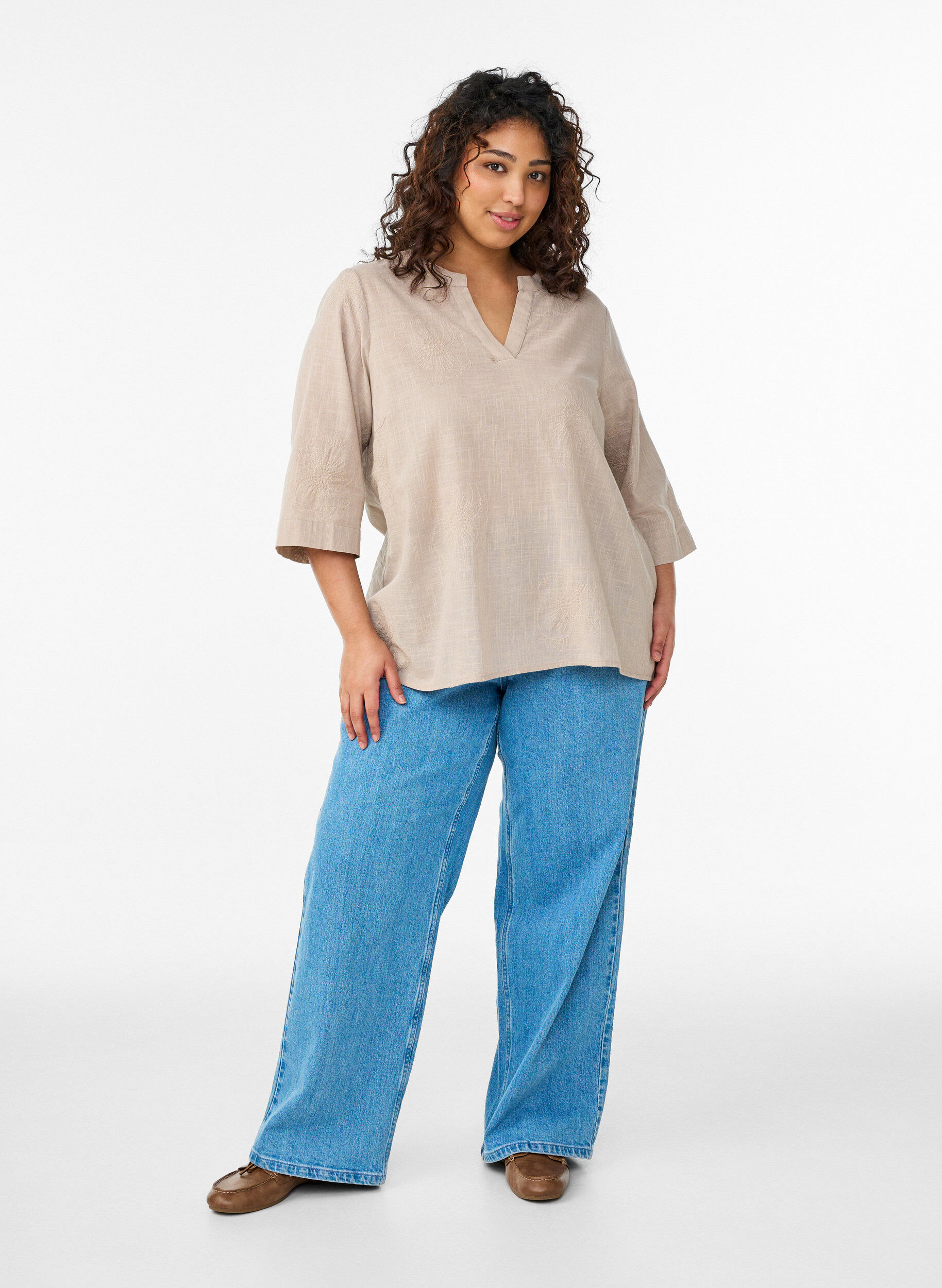 Zizzi Blus i bomull med broderade detaljer och 3/4-&auml;rmar, Beige, Model image number 1