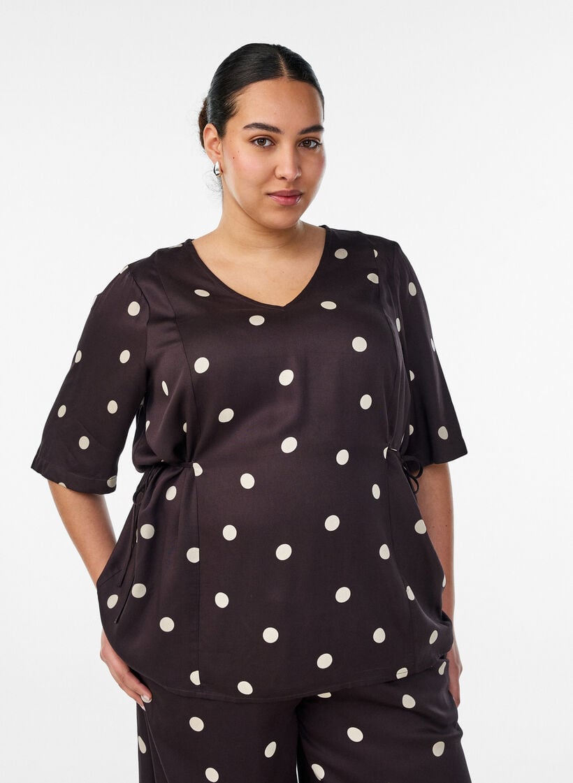 Prickig blus i viskos med v-ringning och knytning, Brun, Model image number 0
