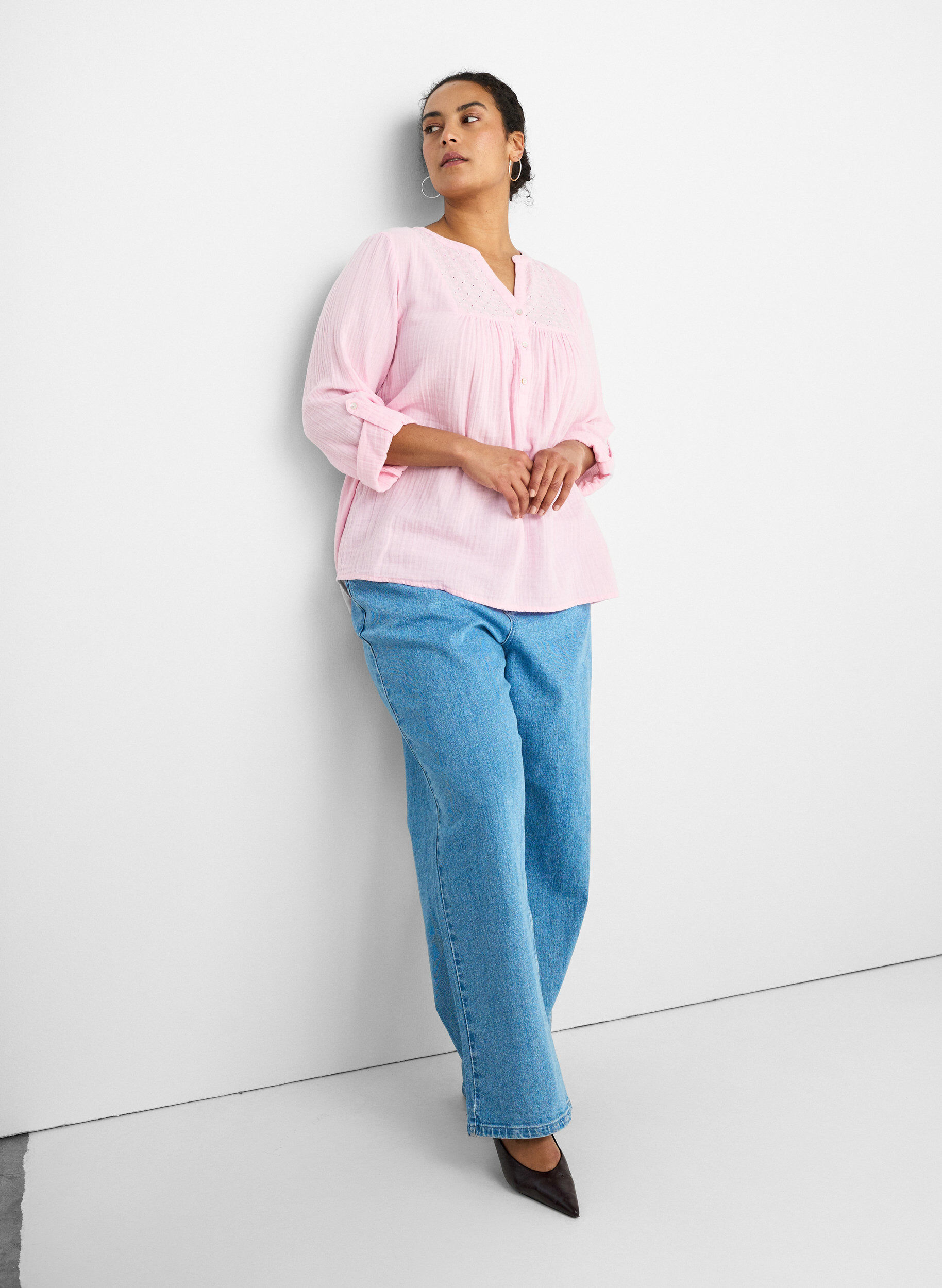 ZizziBlus i bomullsmuslin med broderie anglaise, Rosa, Model image number 3