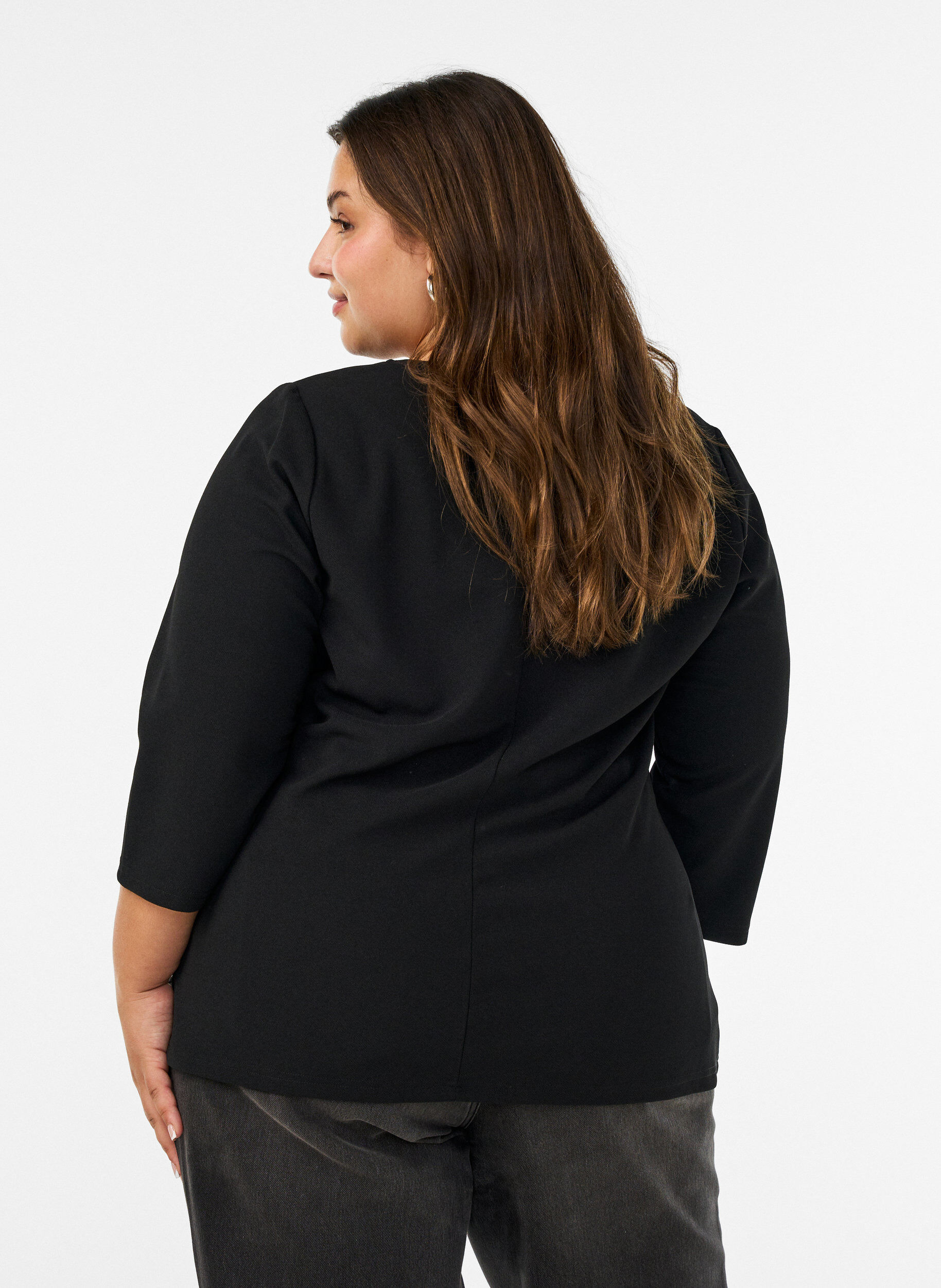 ZizziBlus med asymmetrisk drapering och 3/4-&auml;rmar, Svart, Model image number 2