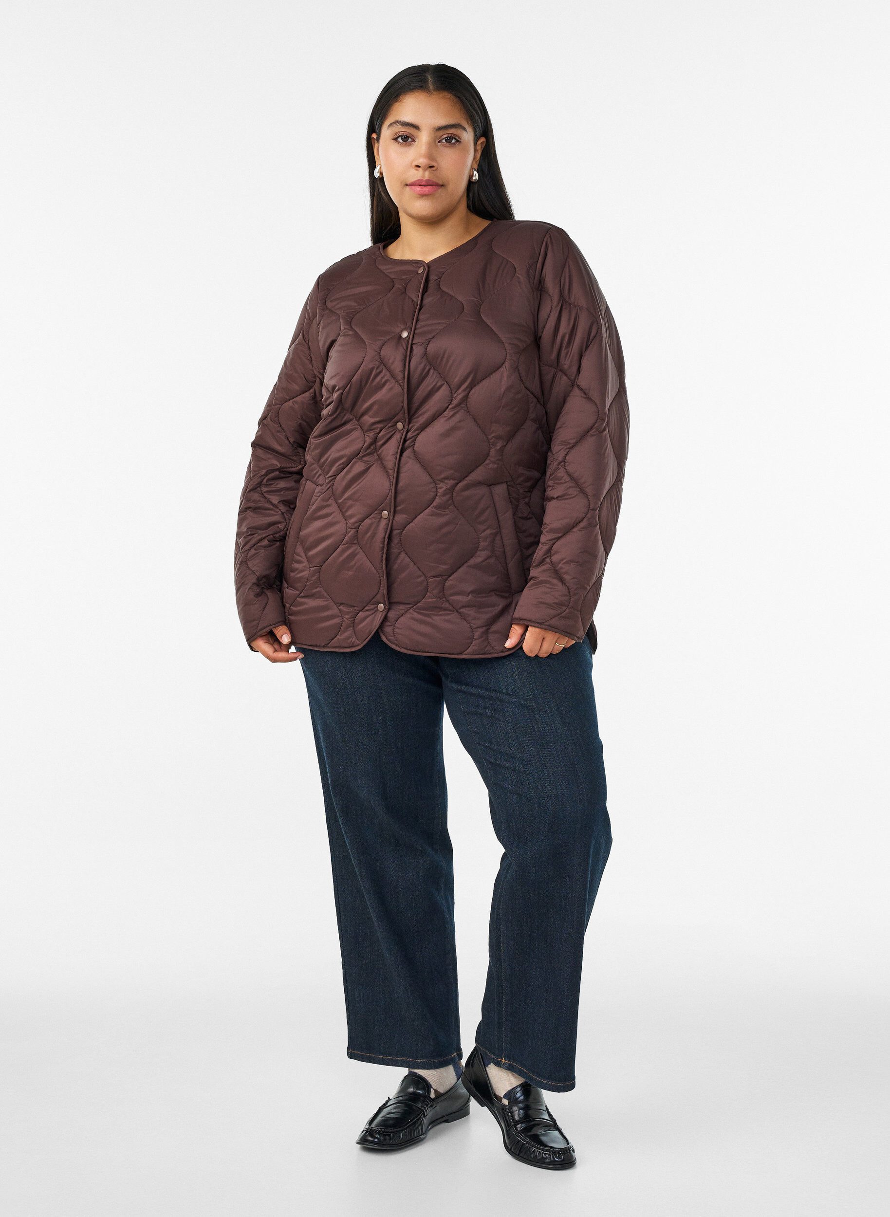 ZizziQuiltad jacka med tryckknappar och rund hals, Brun, Model image number 1