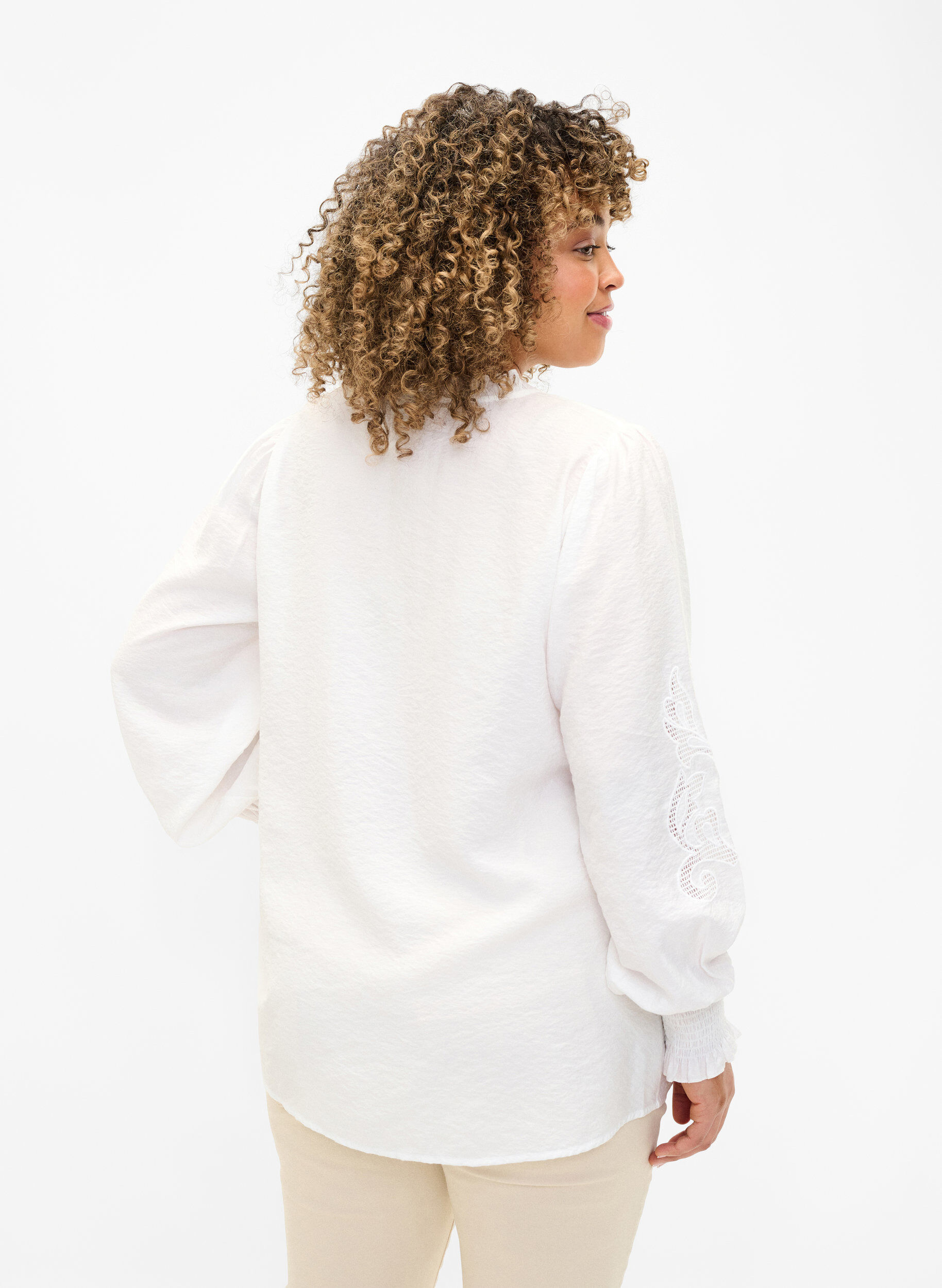 Zizzi Blus med volanger och Broderie anglaise, Bright White, Model image number 1