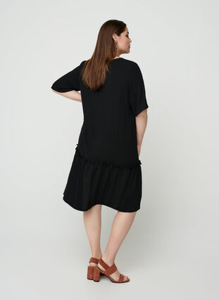 Kort klänning med volangkant, Black, Model image number 1