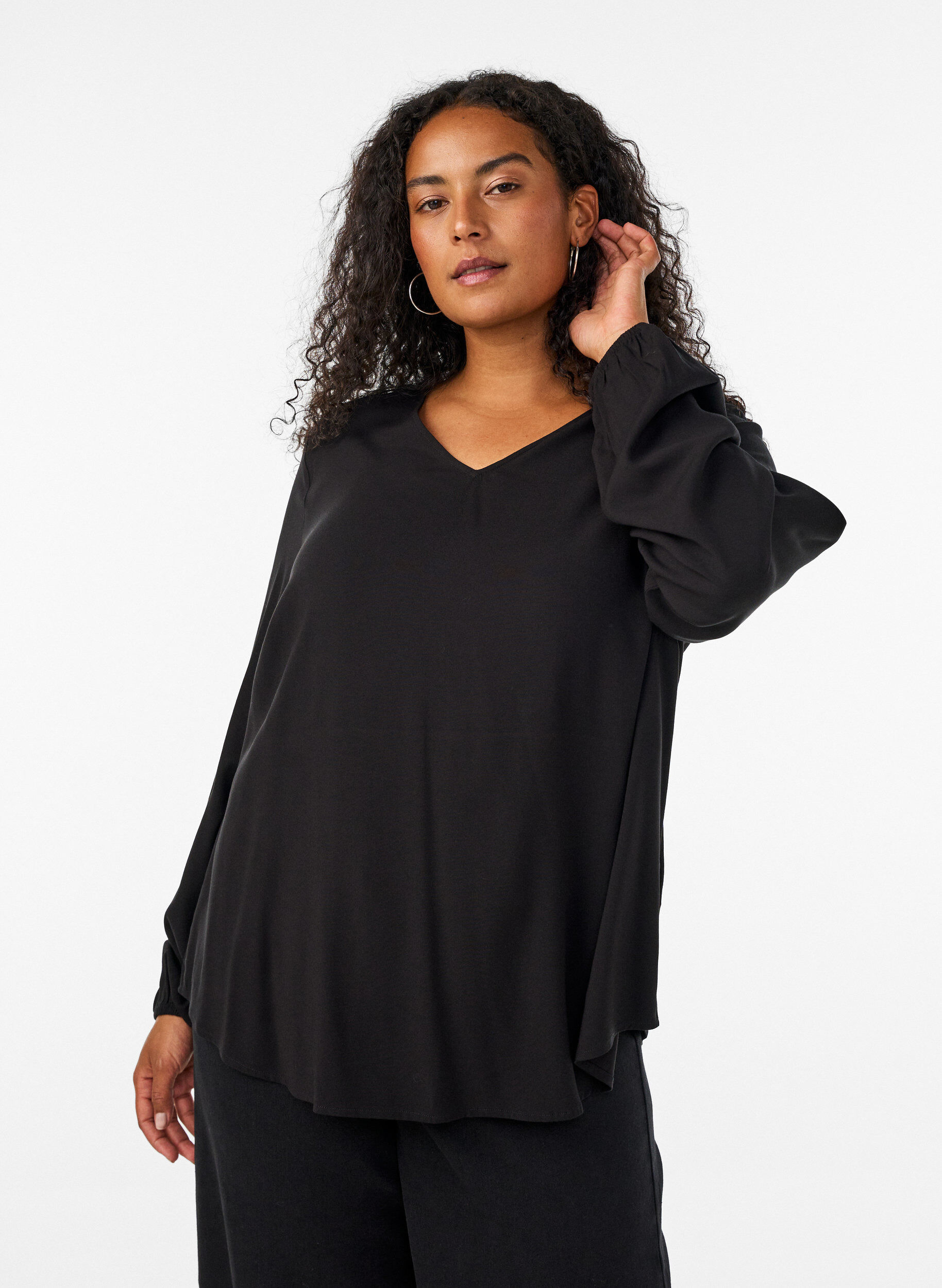 ZizziBlus i viskos med v-ringning och l&aring;nga &auml;rmar, Svart, Model image number 0