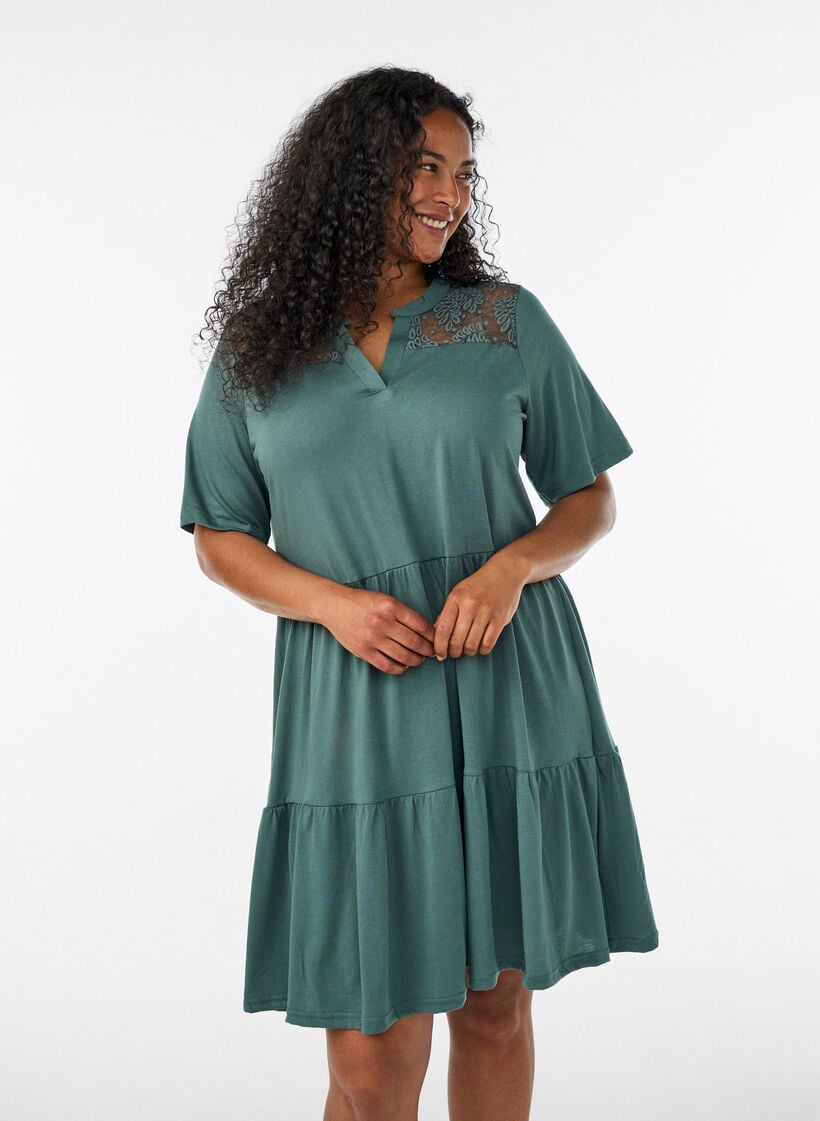 Kl&auml;nning i jersey med spetsdetaljer och lager-p&aring;-lager-kjol, Gr&ouml;n, Model image number 0