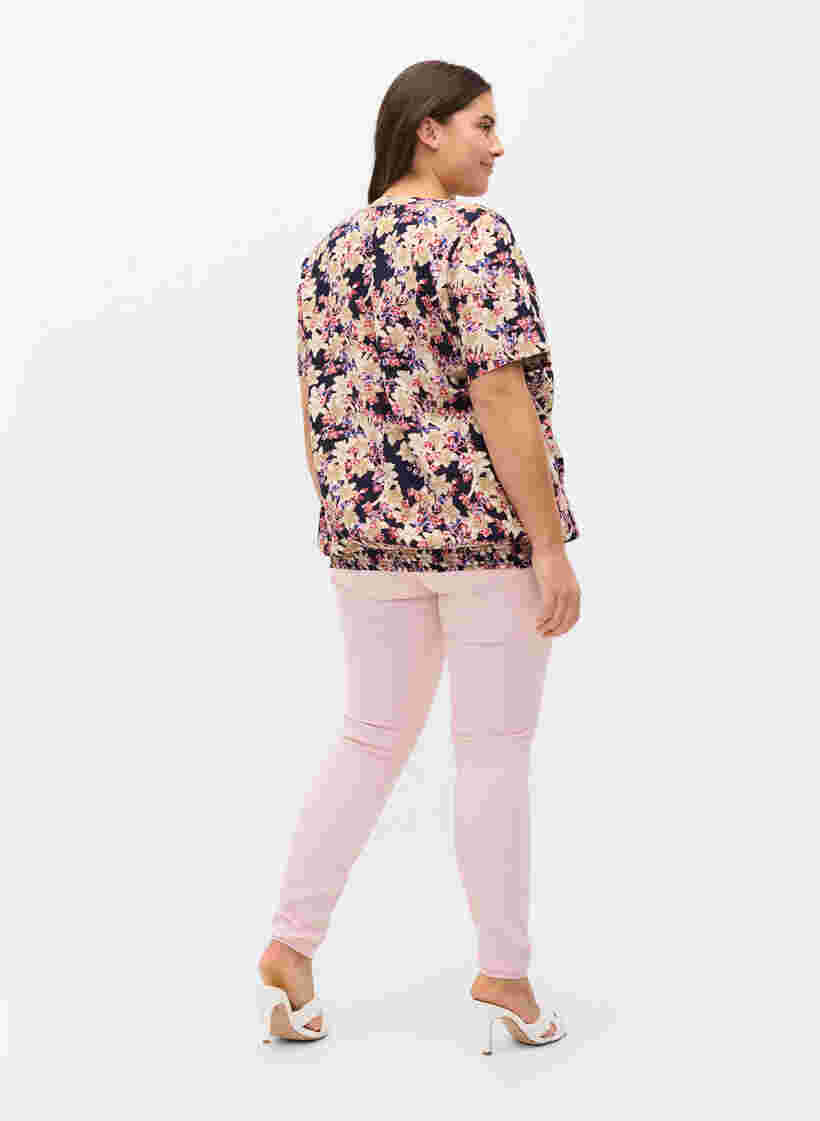 Super slim Amy jeans med hög midja, Chalk Pink, Model image number 1