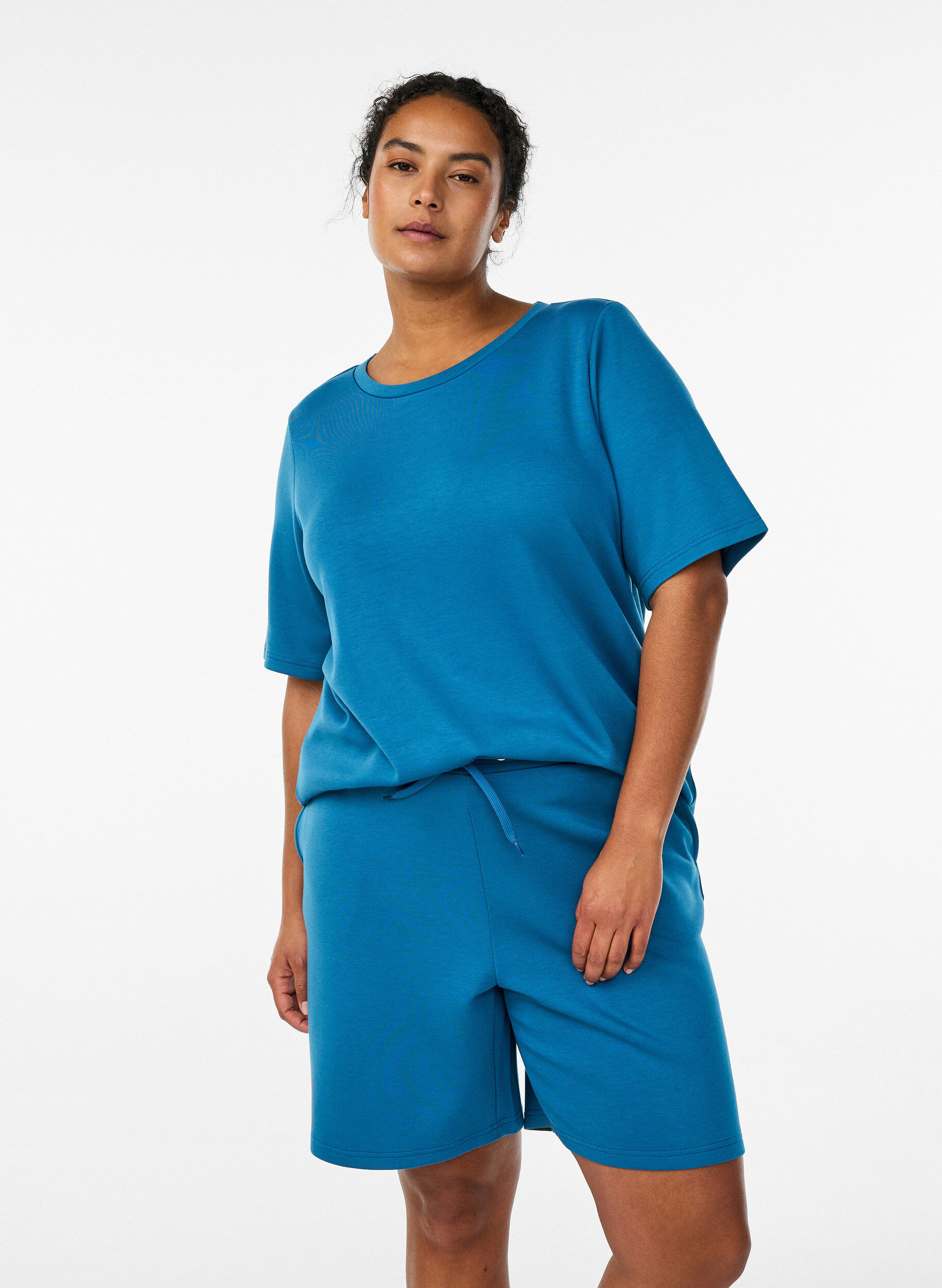 Shorts i modalmix med fickor, Bl&aring;, Model