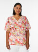 Blommig blus med h&aring;lbroderi och V-ringning, Rosa, Model image number 0