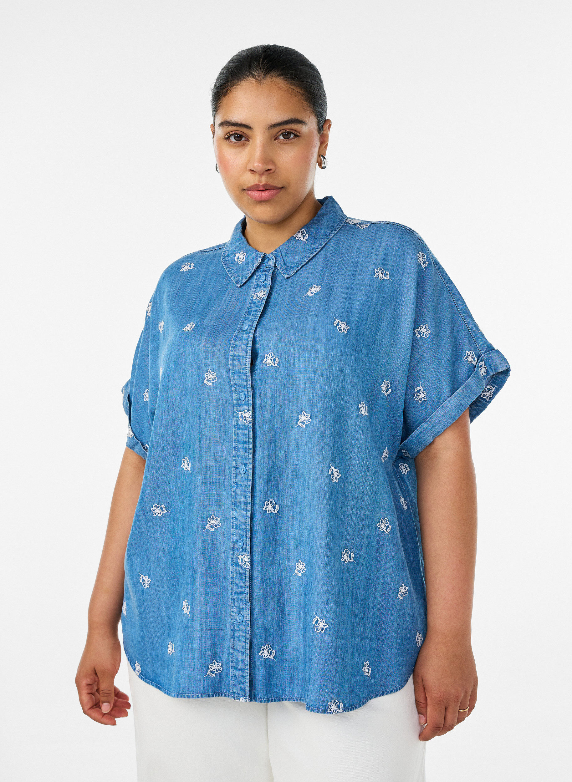 ZizziSkjorta i lyocell med denimlook och blombroderi, Bl&aring;, Model image number 0