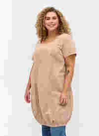 Kortärmad klänning i bomull, Light Taupe, Model