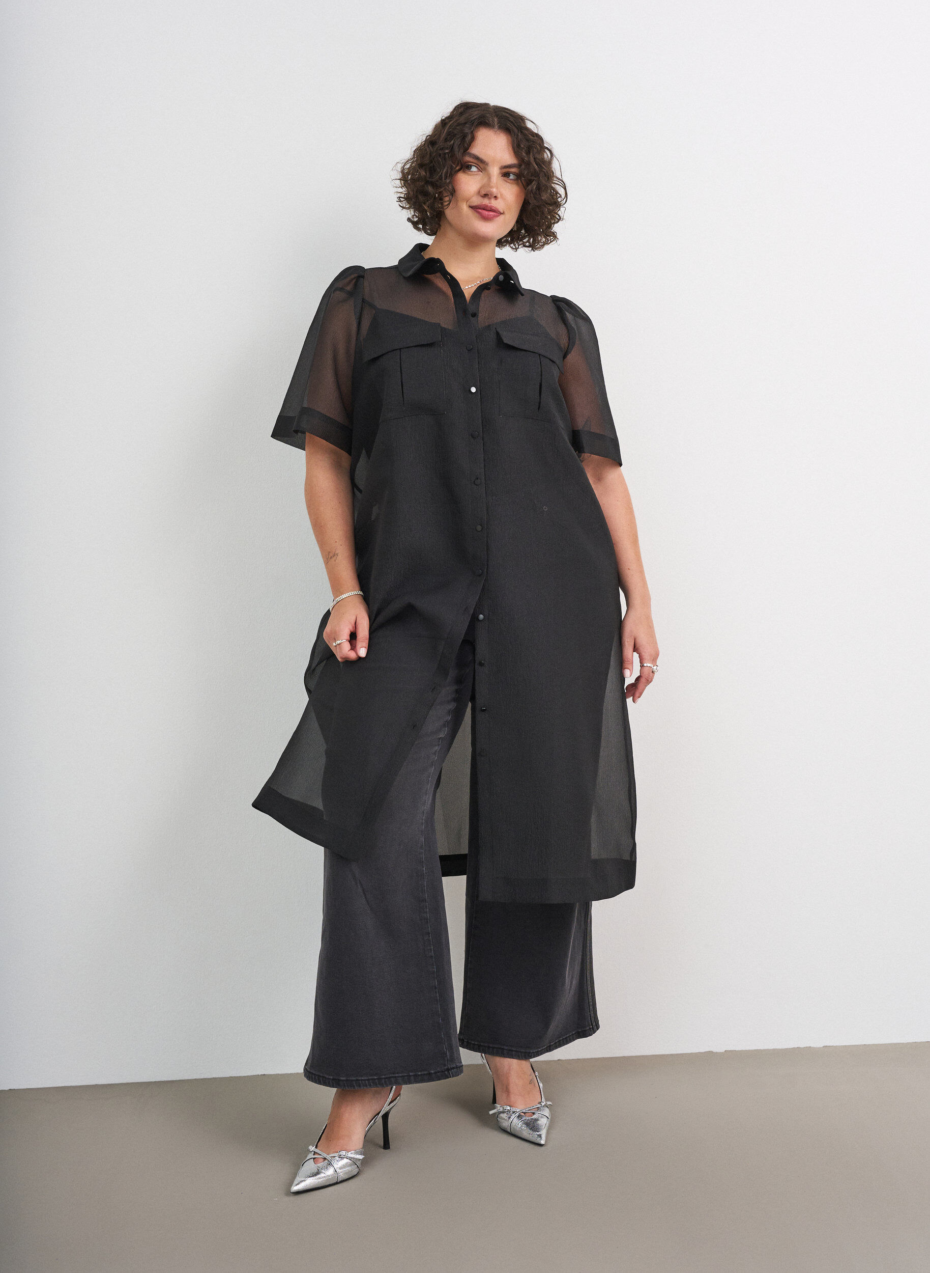 ZizziKl&auml;nning i organza med br&ouml;stfickor och puff&auml;rmar, Svart, Model image number 0