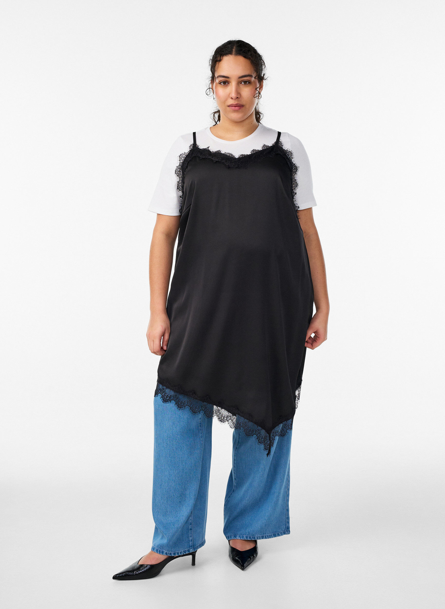 Zizzi Kl&auml;nning i satinlook med spetskant, Svart, Model image number 0