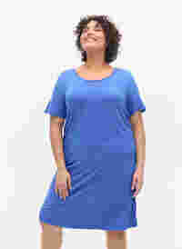 Kortärmad viskosklänning med detalj på ryggen, Dazzling Blue, Model