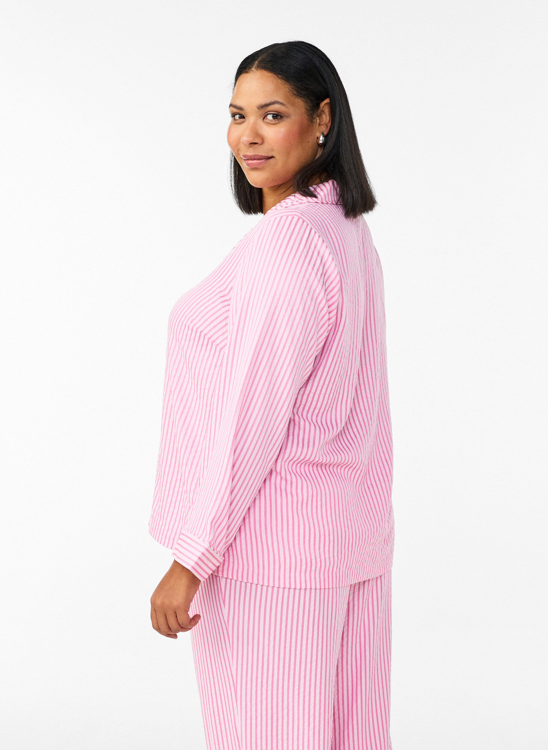 Zizzi Pyjamasskjorta i seersucker med l&aring;nga &auml;rmar, Rosa, Model image number 2