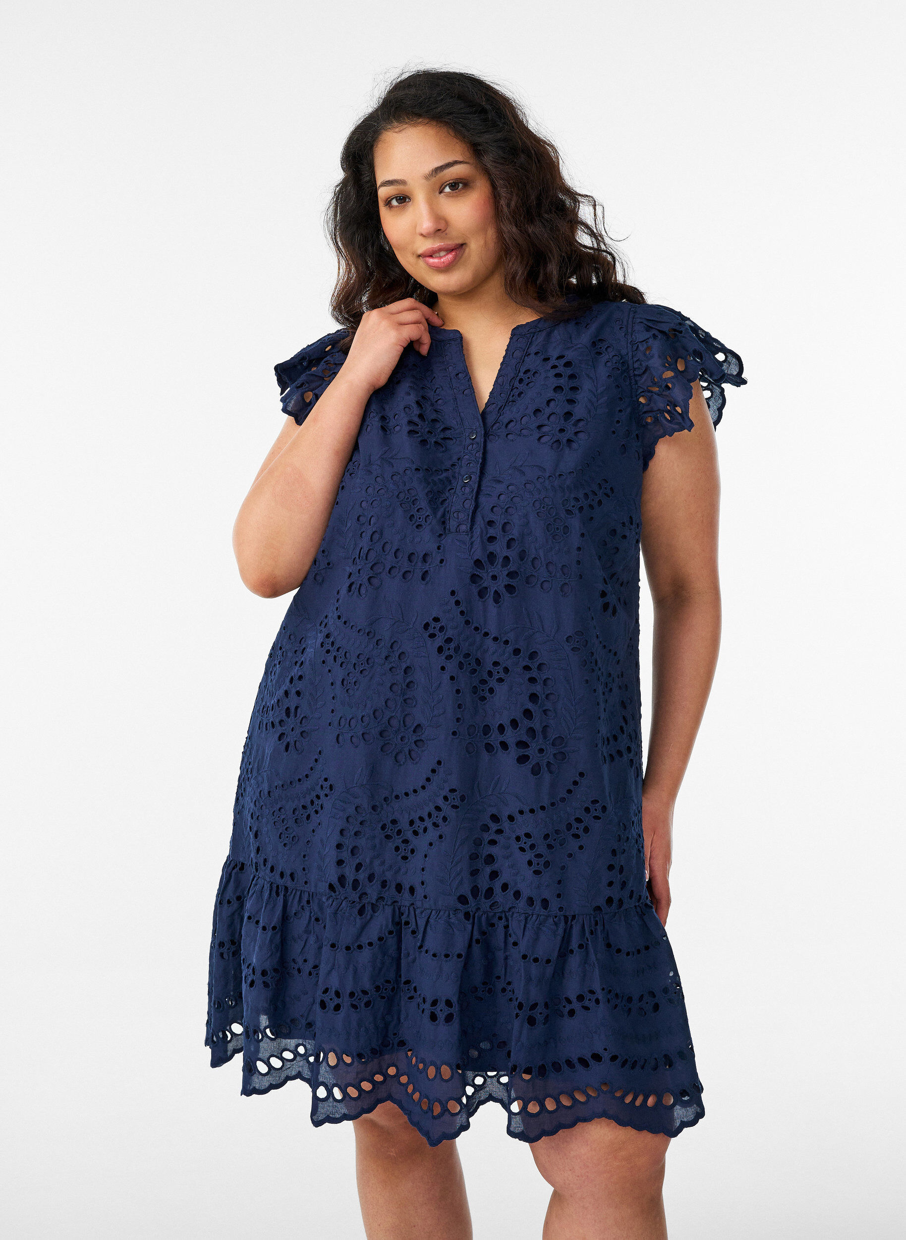 Zizzi Kl&auml;nning i broderie anglaise med volang&auml;rmar, Bl&aring;, Model image number 0