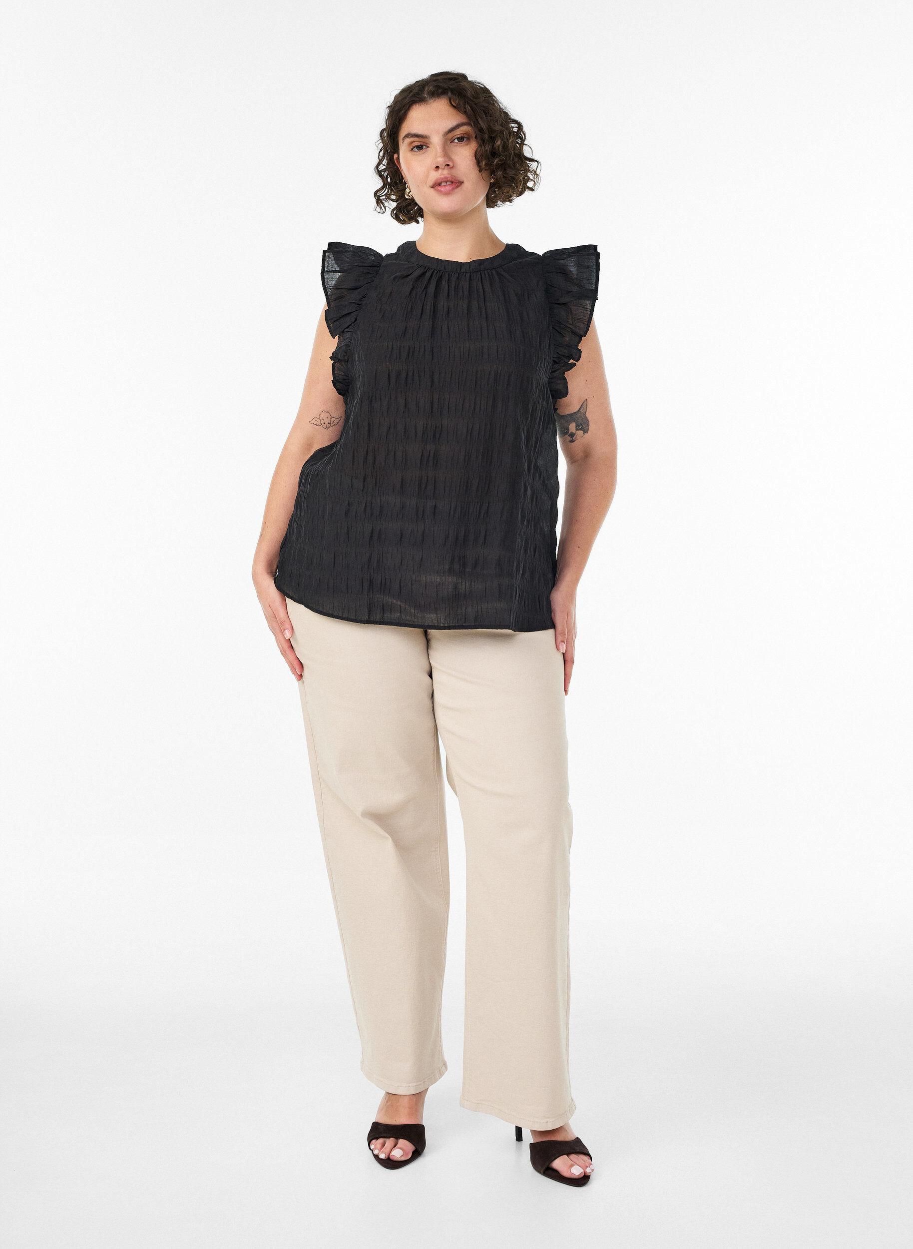 Zizzi&Auml;rml&ouml;s blus med struktur och volanger, Svart, Model image number 1