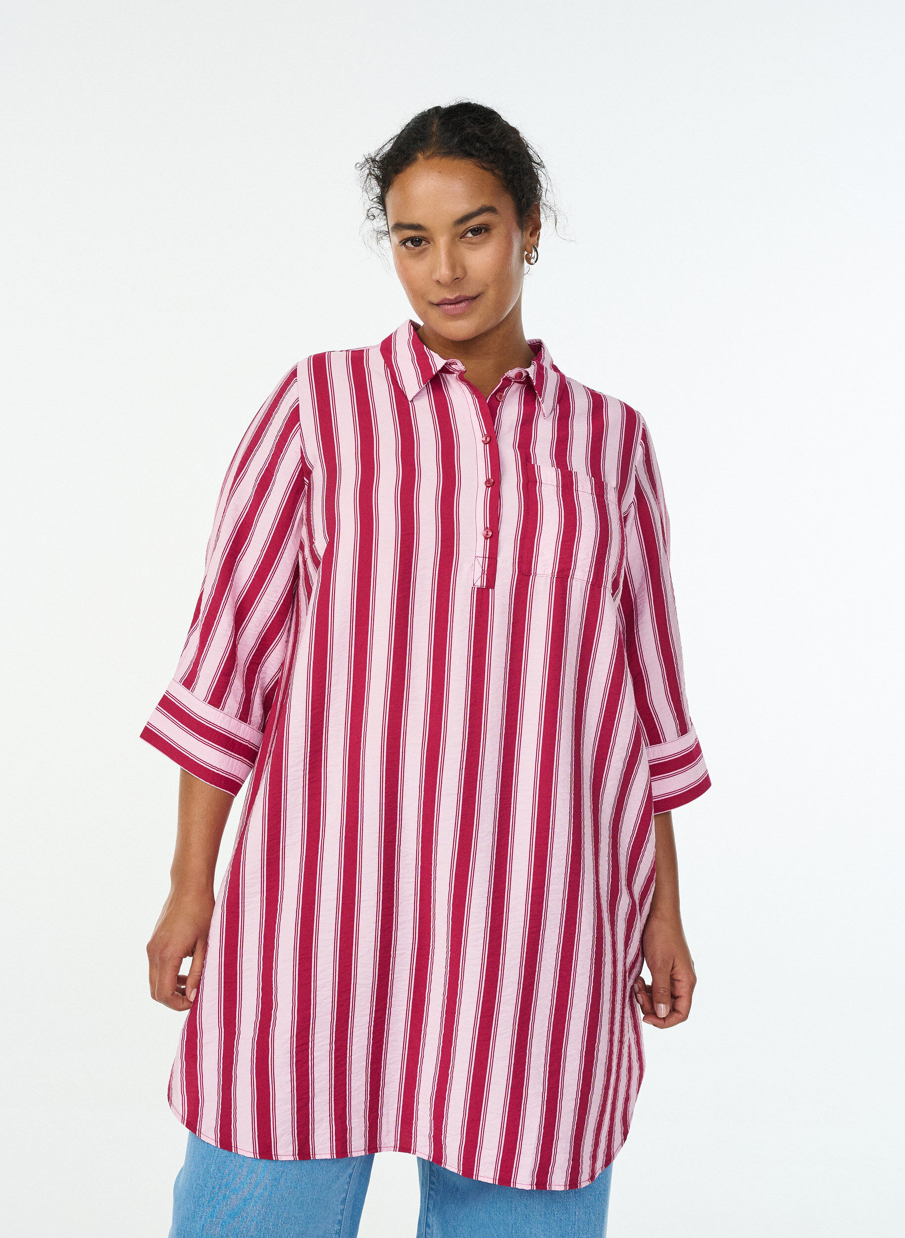 Kort kl&auml;nning med krage och br&ouml;stficka, Rosa, Model