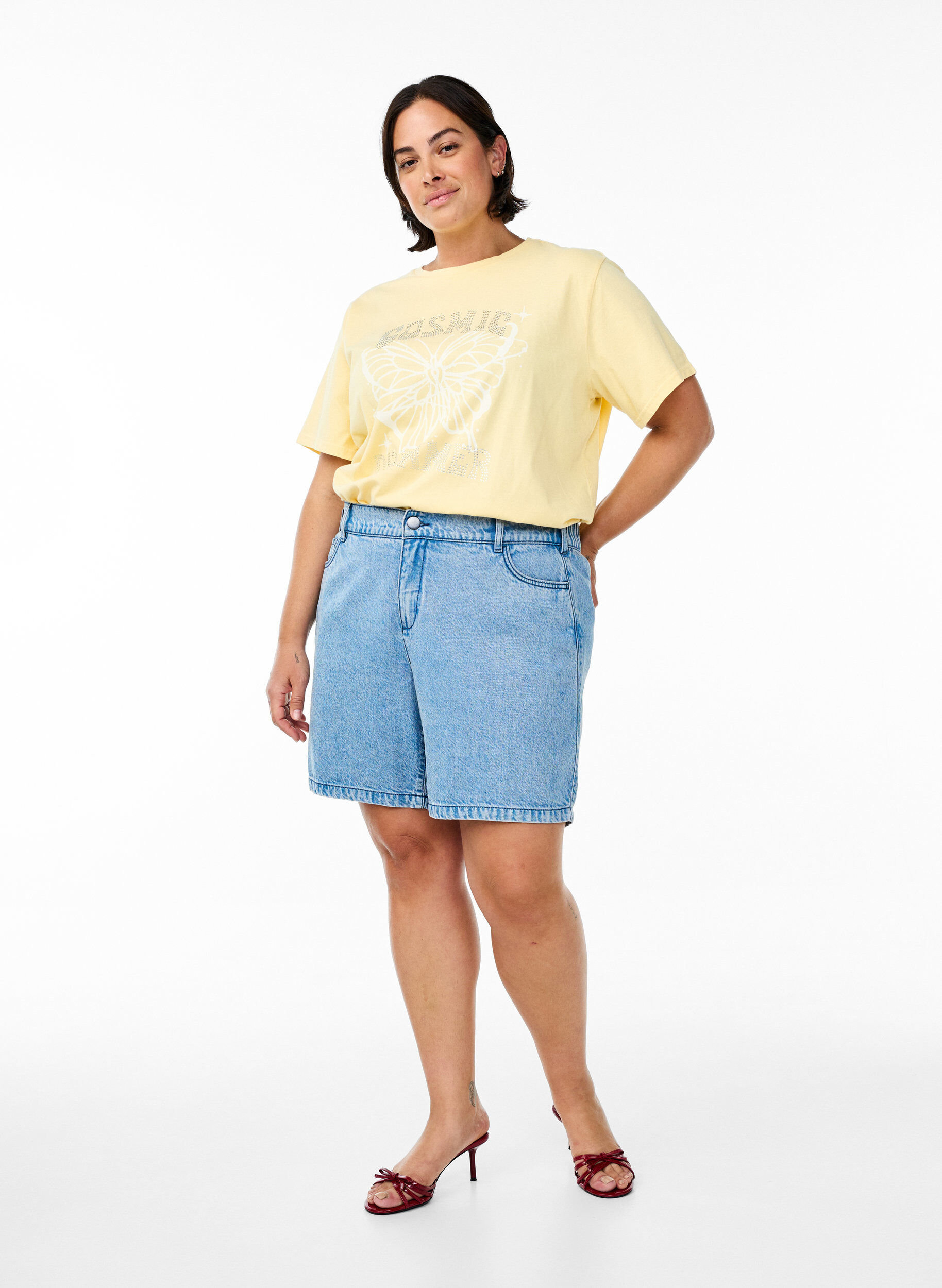 Zizzi T-shirt i ekologisk bomull med strasstenar och fj&auml;rilsmotiv, Beige, Model image number 1