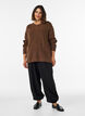 Stickad blus med ribbstruktur och knappdetaljer, Brun, Model image number 1