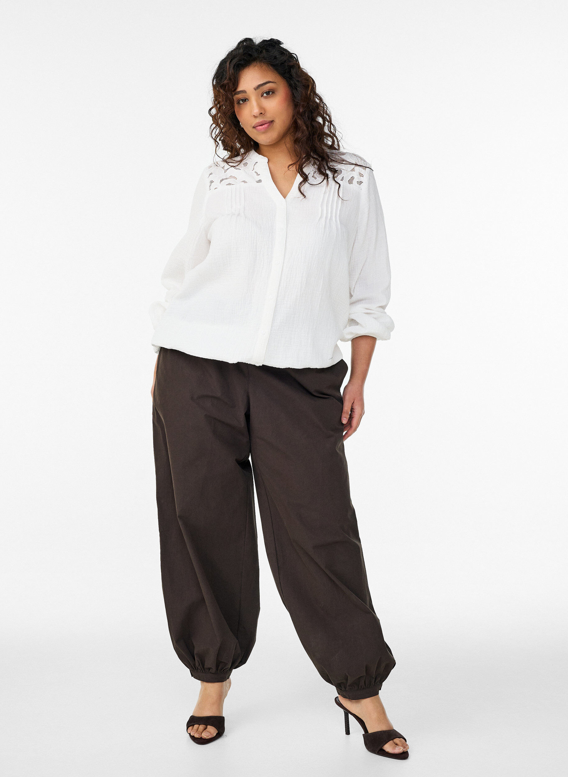 ZizziBlus i bomullsmuslin med broderade detaljer, Vit, Model image number 1