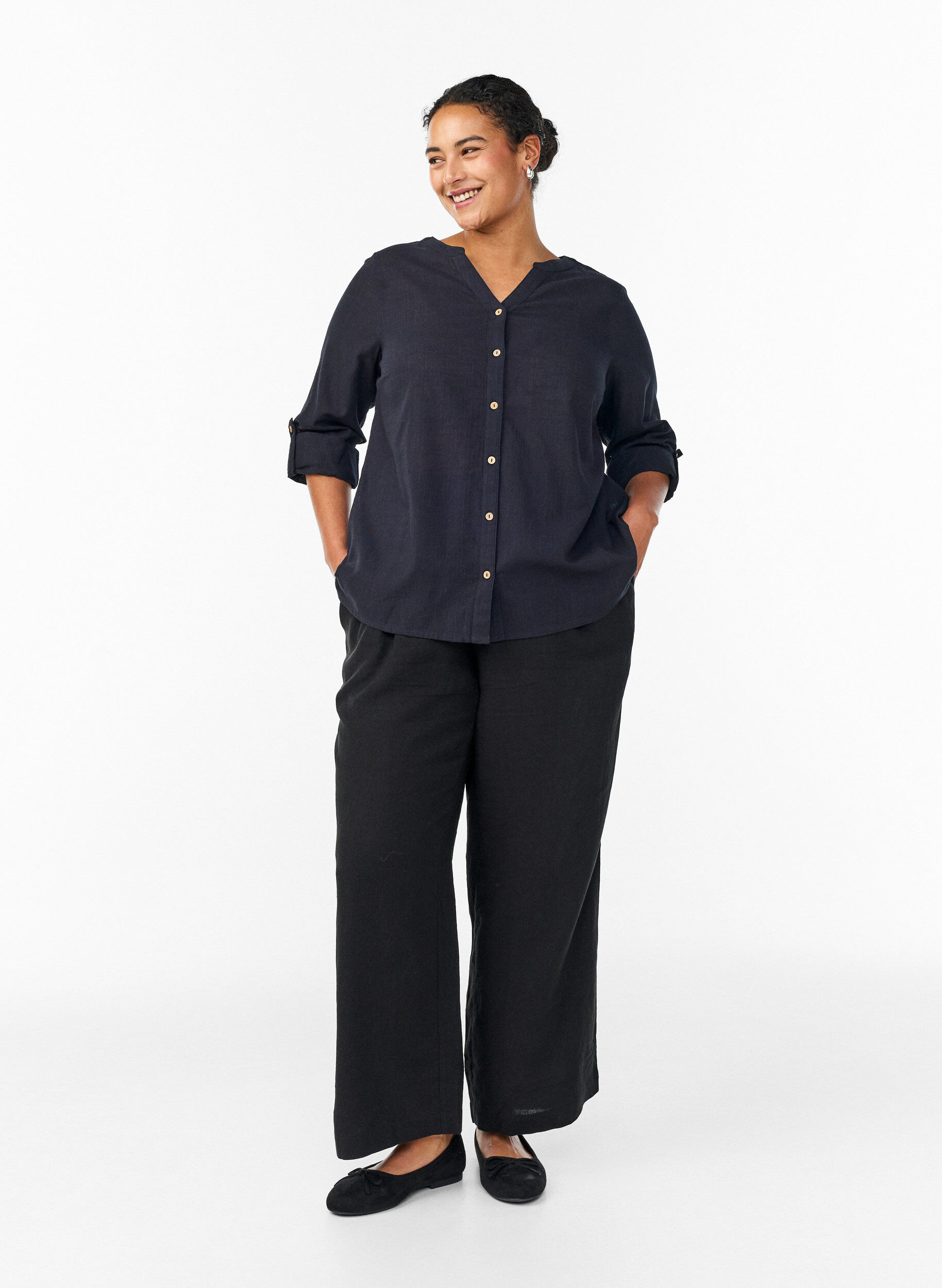 Zizzi Skjortblus i bomull med v-ringning, Svart, Model image number 1