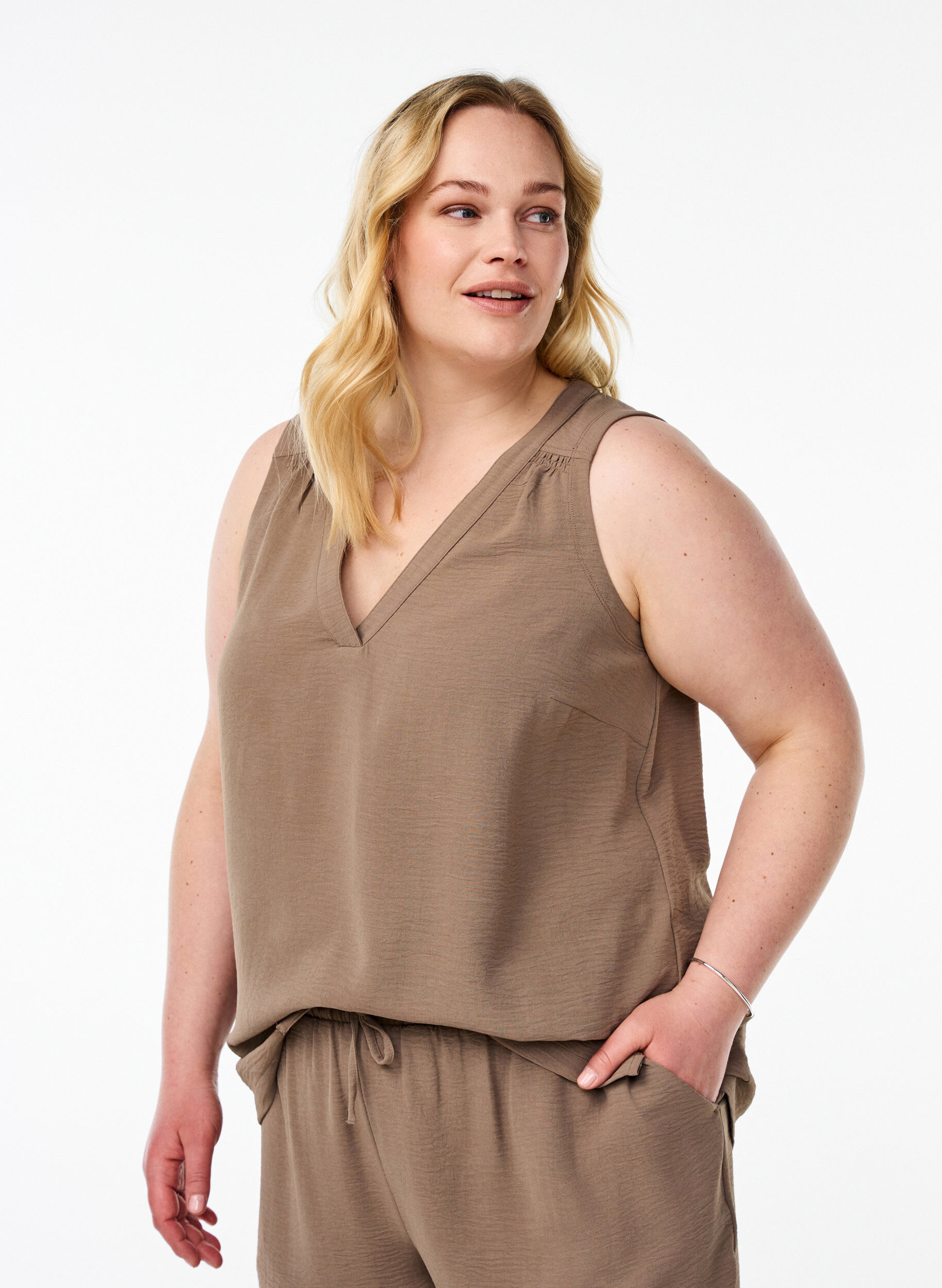 &Auml;rml&ouml;s topp med rynkdetaljer, Brun, Model