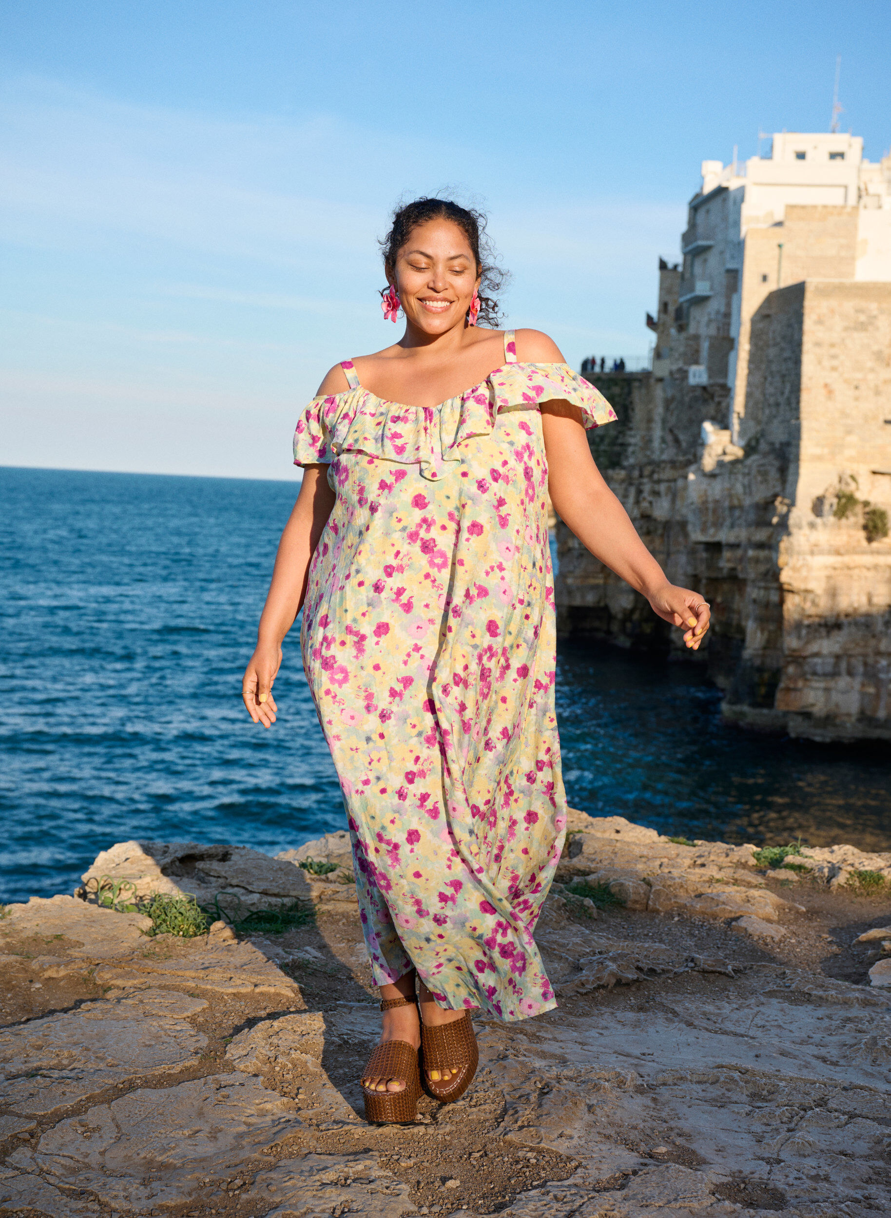 Zizzi Blommig midikl&auml;nning med off-shoulder och volang, Vanilla, Image image number 0