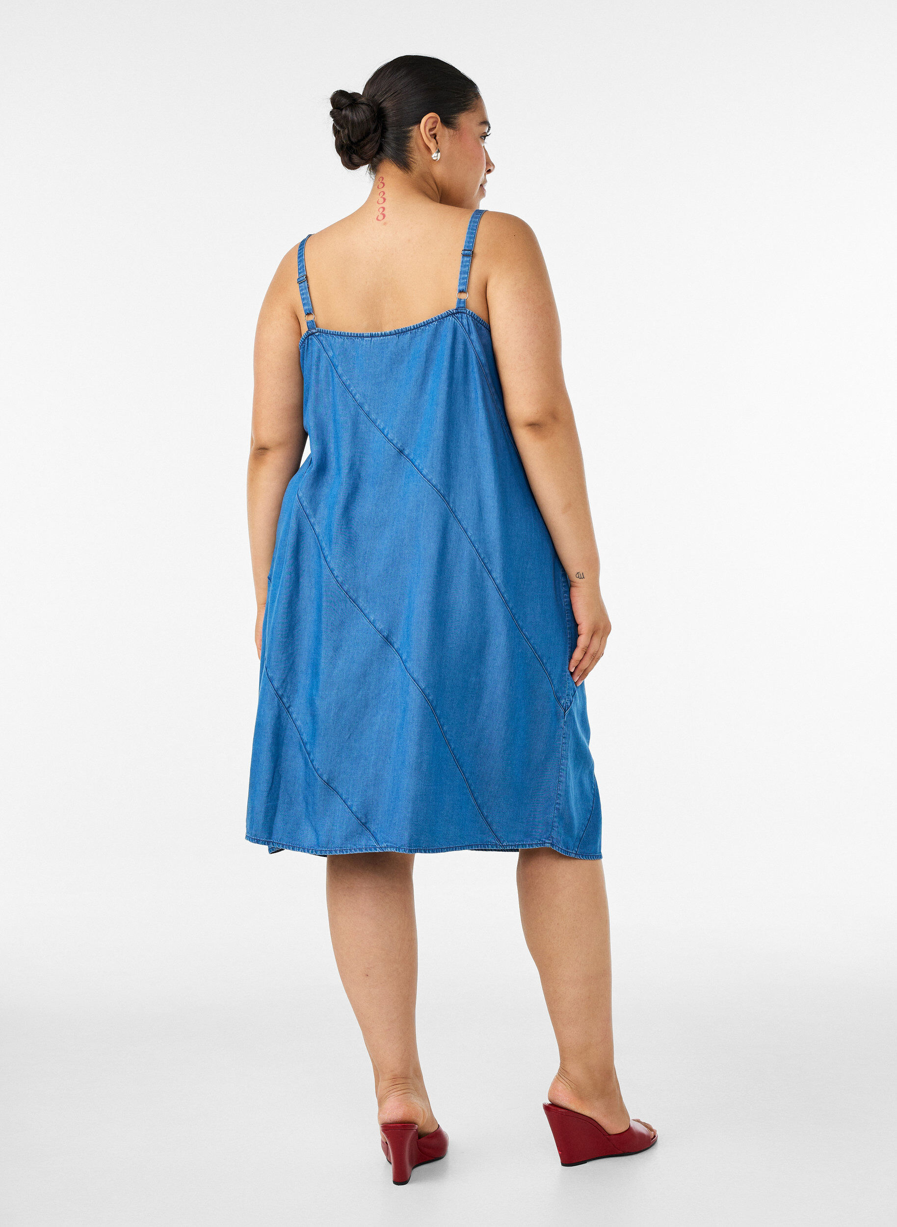 ZizziKl&auml;nning i denimlook i TENCEL&trade; Lyocell med axelband, Bl&aring;, Model image number 2