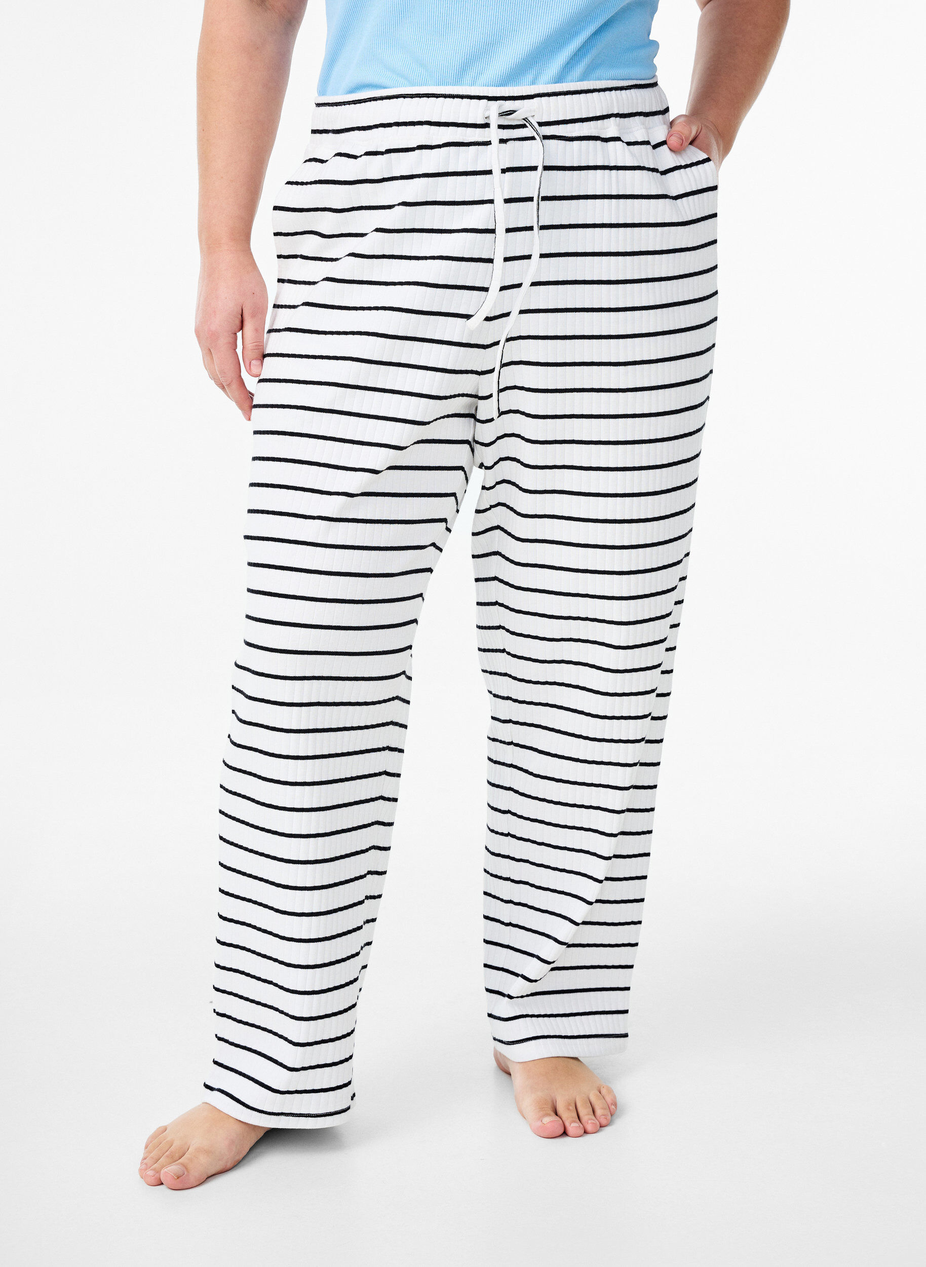 Zizzi L&ouml;sa pyjamasbyxor med r&auml;nder, Vit, Model image number 2