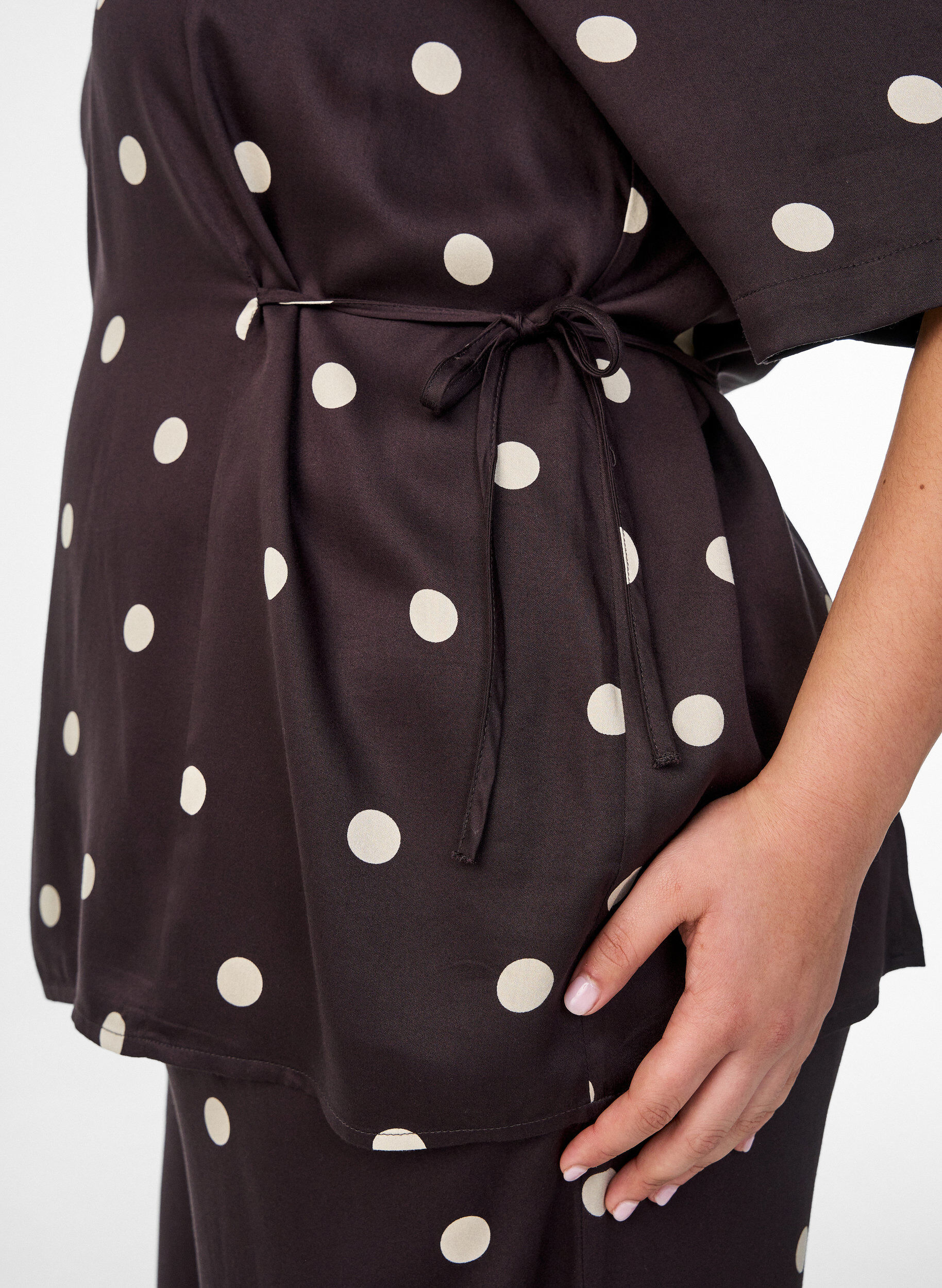 ZizziPrickig blus i viskos med v-ringning och knytning, Brun, Model image number 3