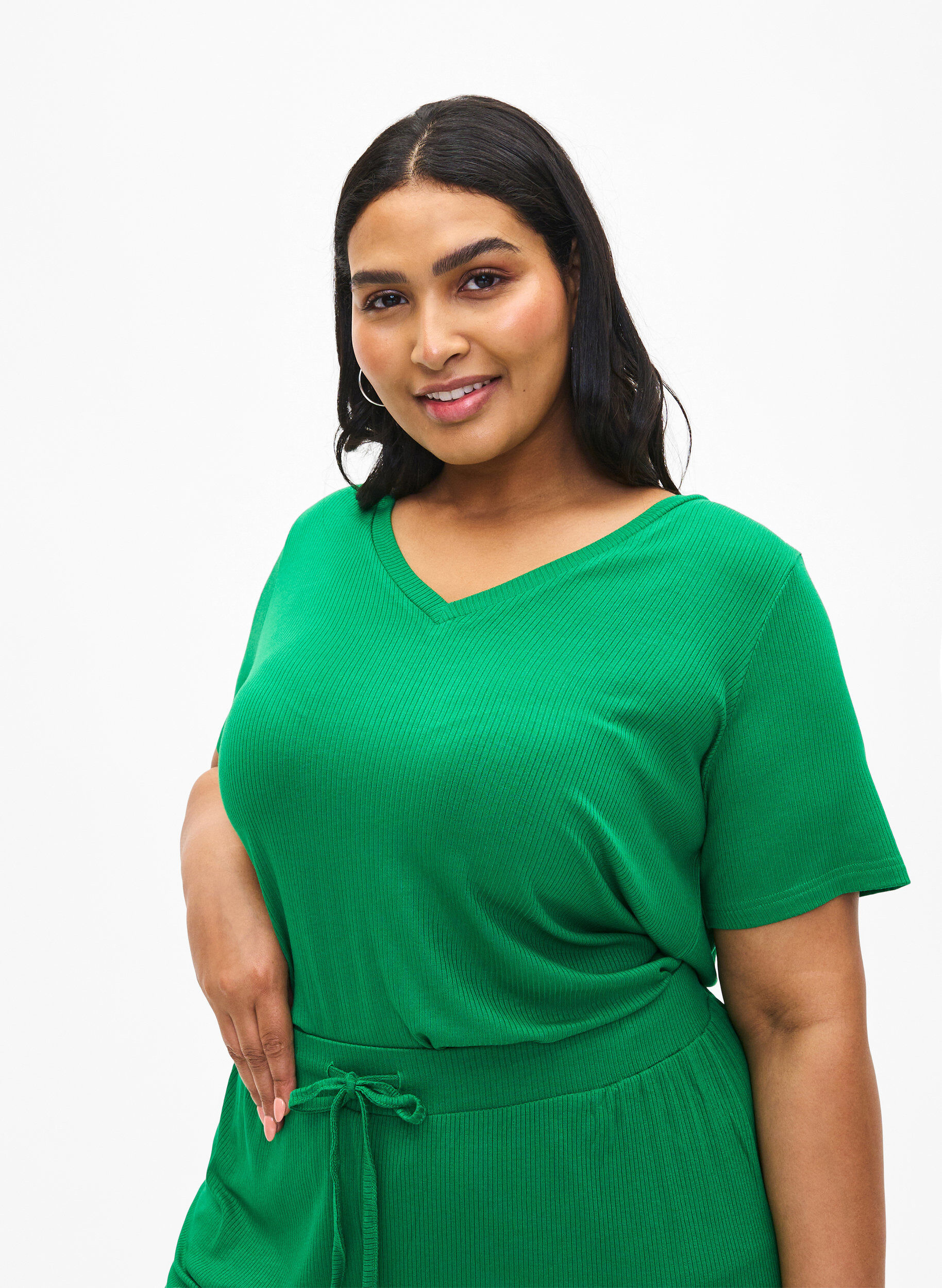 Zizzi T-shirt i ribbad viskos med v-ringning, Jolly Green, Model image number 0