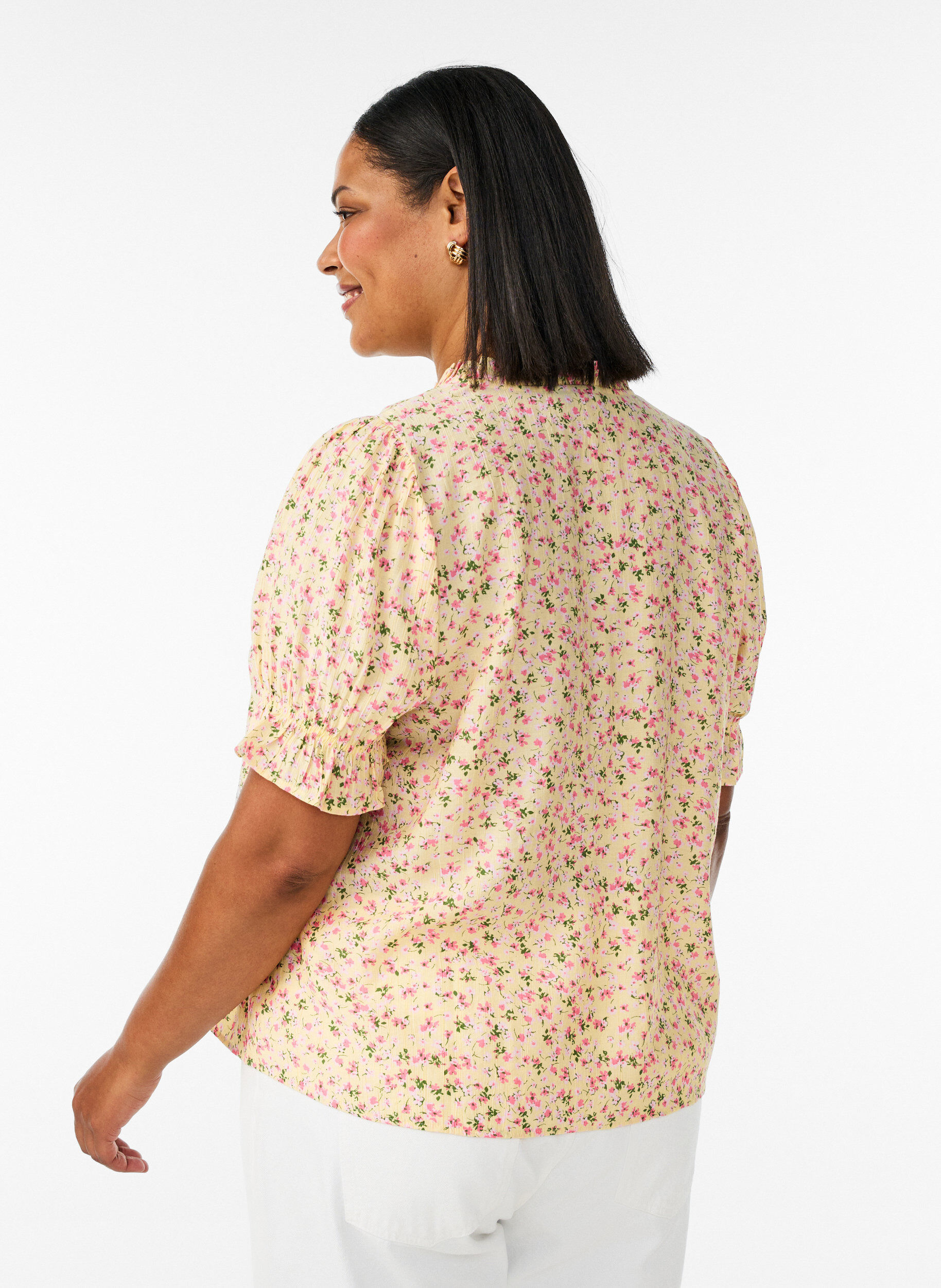 ZizziBlommig blus i viskos med korta &auml;rmar och volangkrage, Gul, Model image number 2