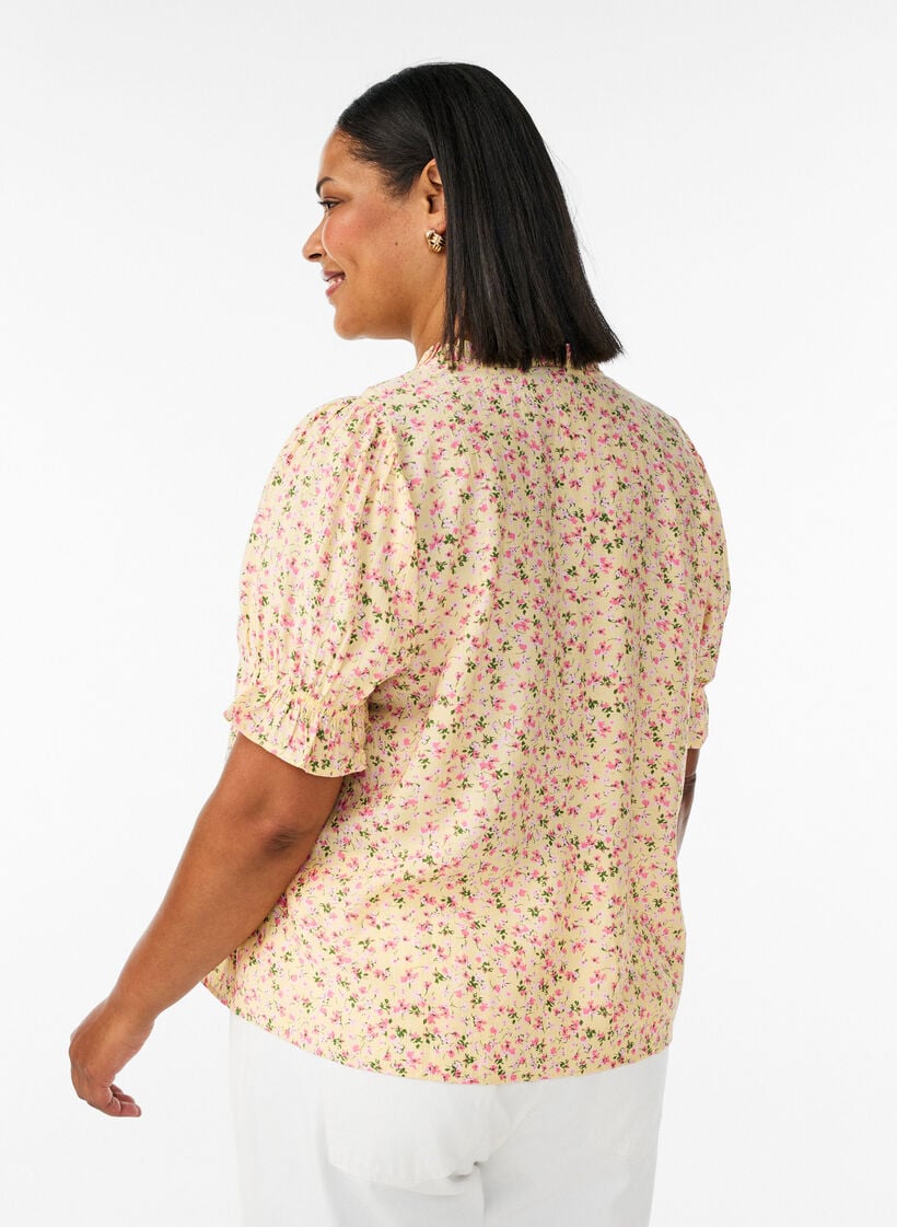 Blommig blus i viskos med korta &auml;rmar och volangkrage, Gul, Model image number 2