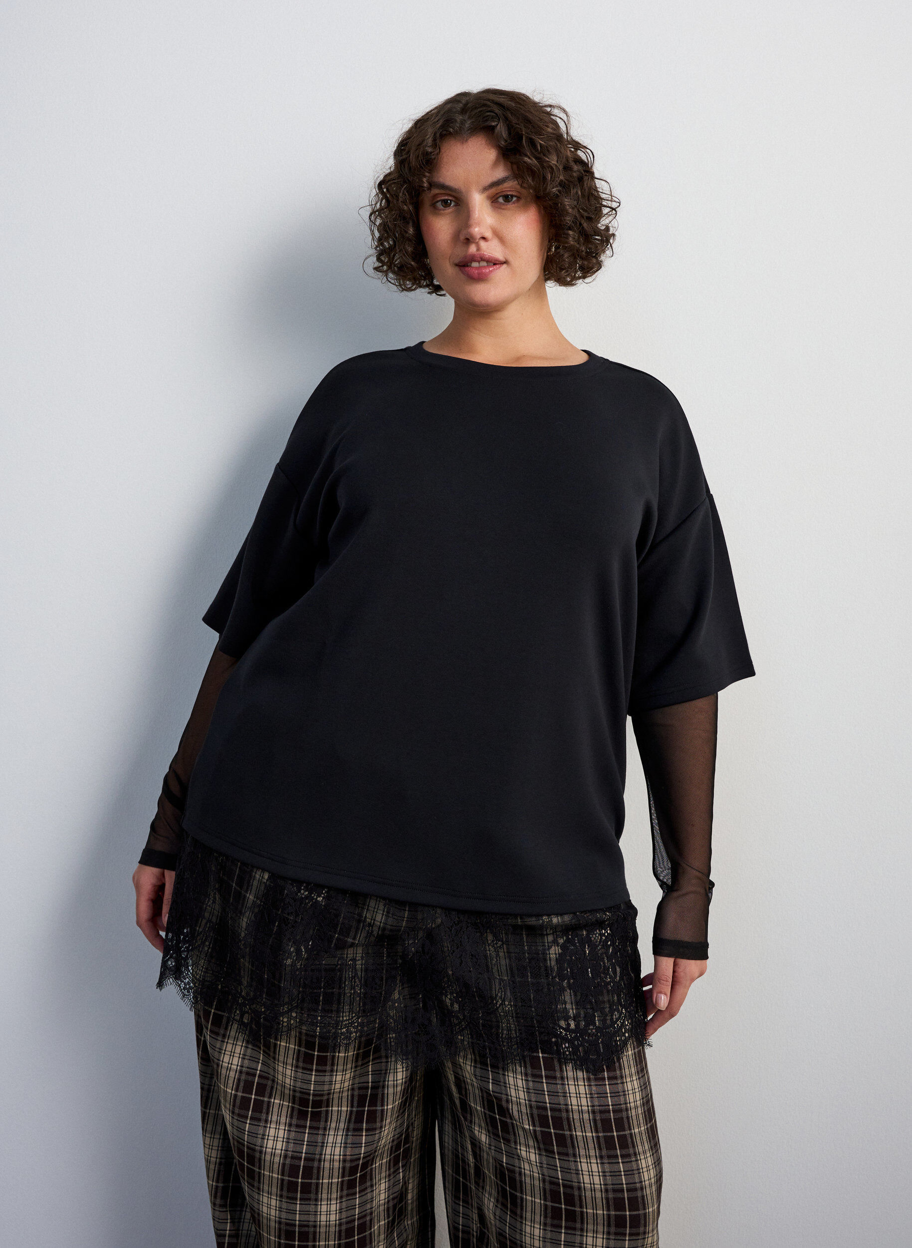 Blus med &auml;rmar i mesh och spetskant, Svart, Model
