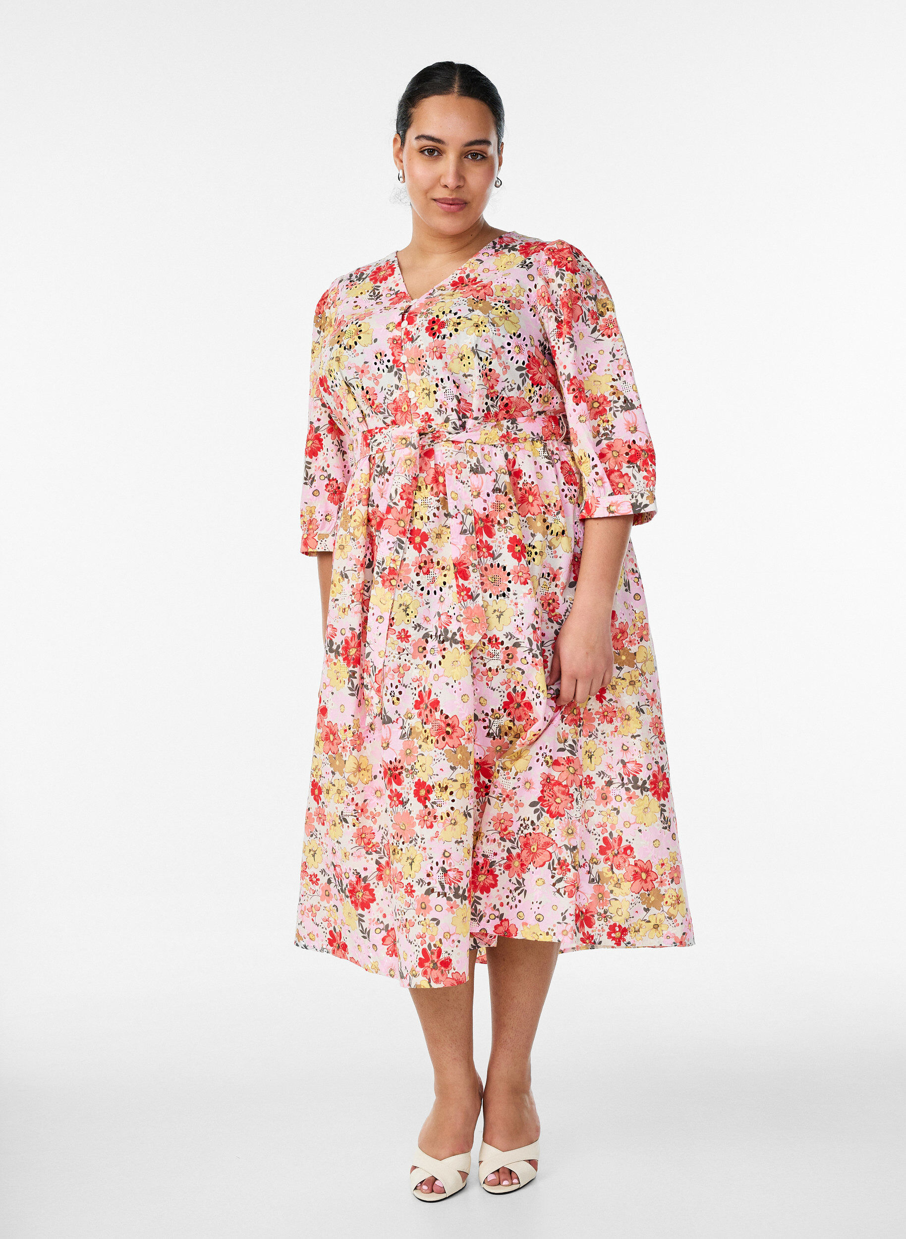 Blommig midikl&auml;nning med broderie anglaise och knytsk&auml;rp, Rosa, Model