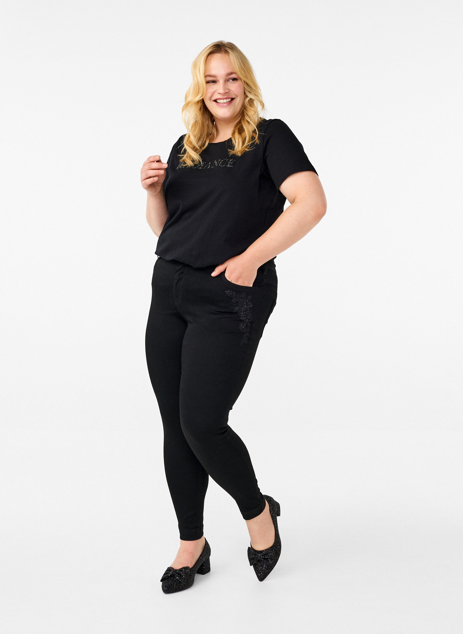Zizzi Supersmala Amy-jeans med broderidetaljer, Black, Model image number 0