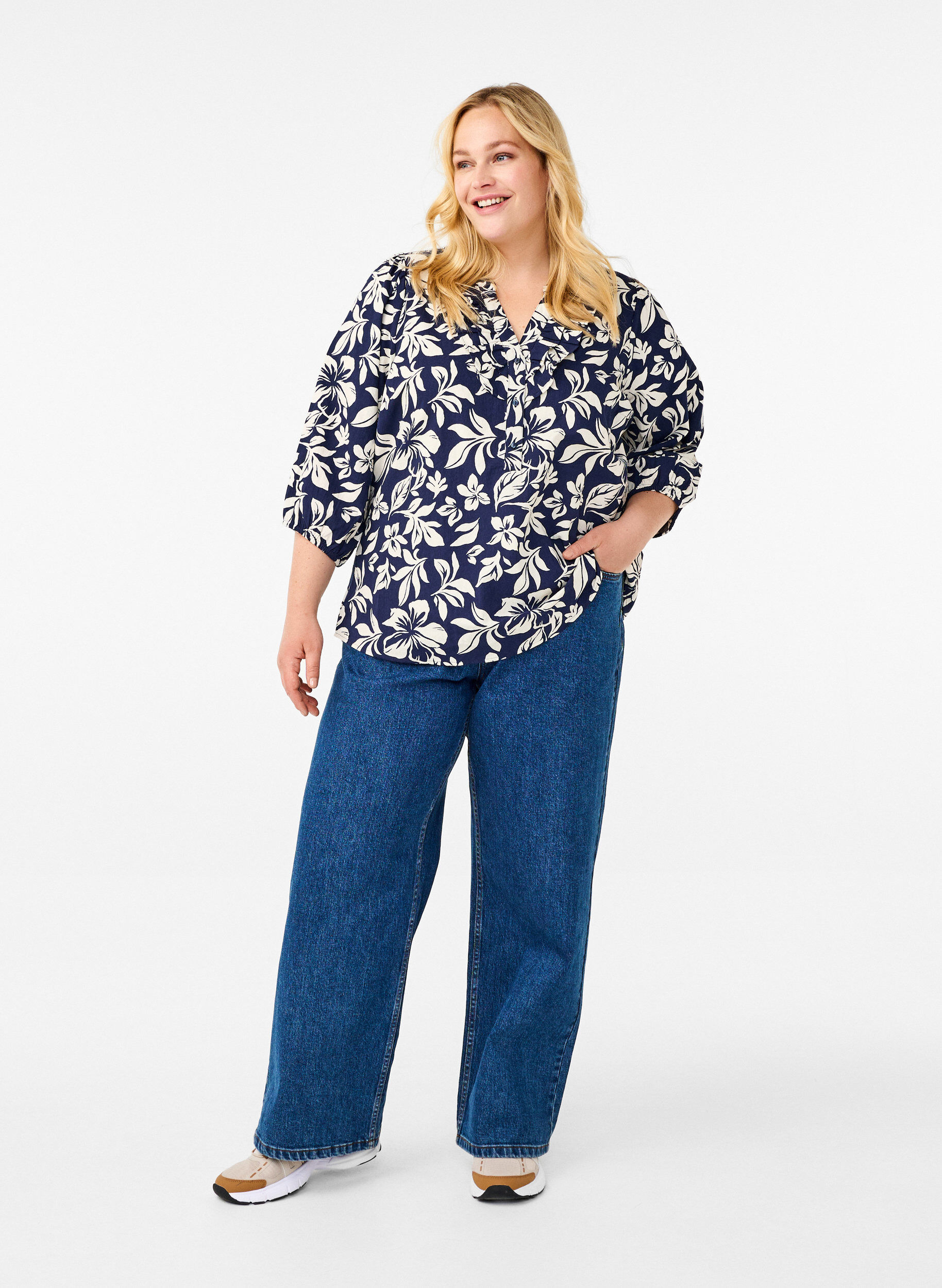 Zizzi  Bomullsblus med tryck, 3/4 &auml;rm, Naval Academy Flower, Model image number 2