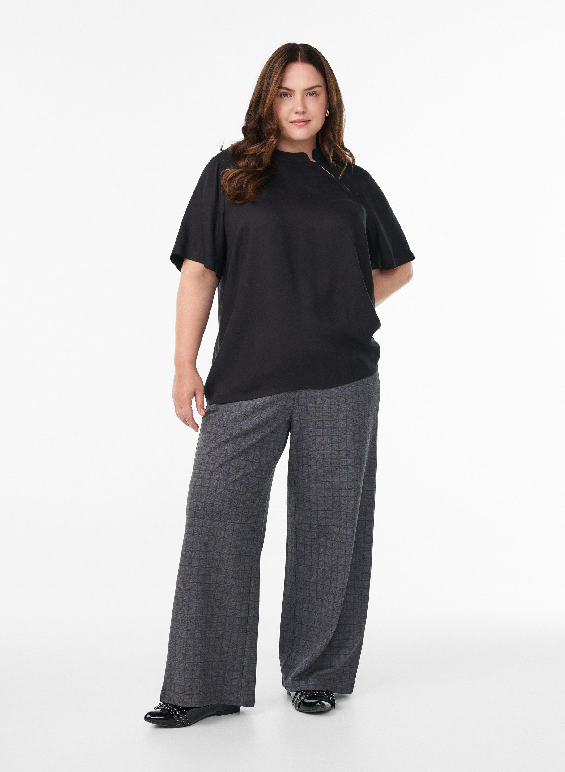 Zizzi Kort&auml;rmad blus med diagonal kn&auml;ppning, Svart, Model image number 1