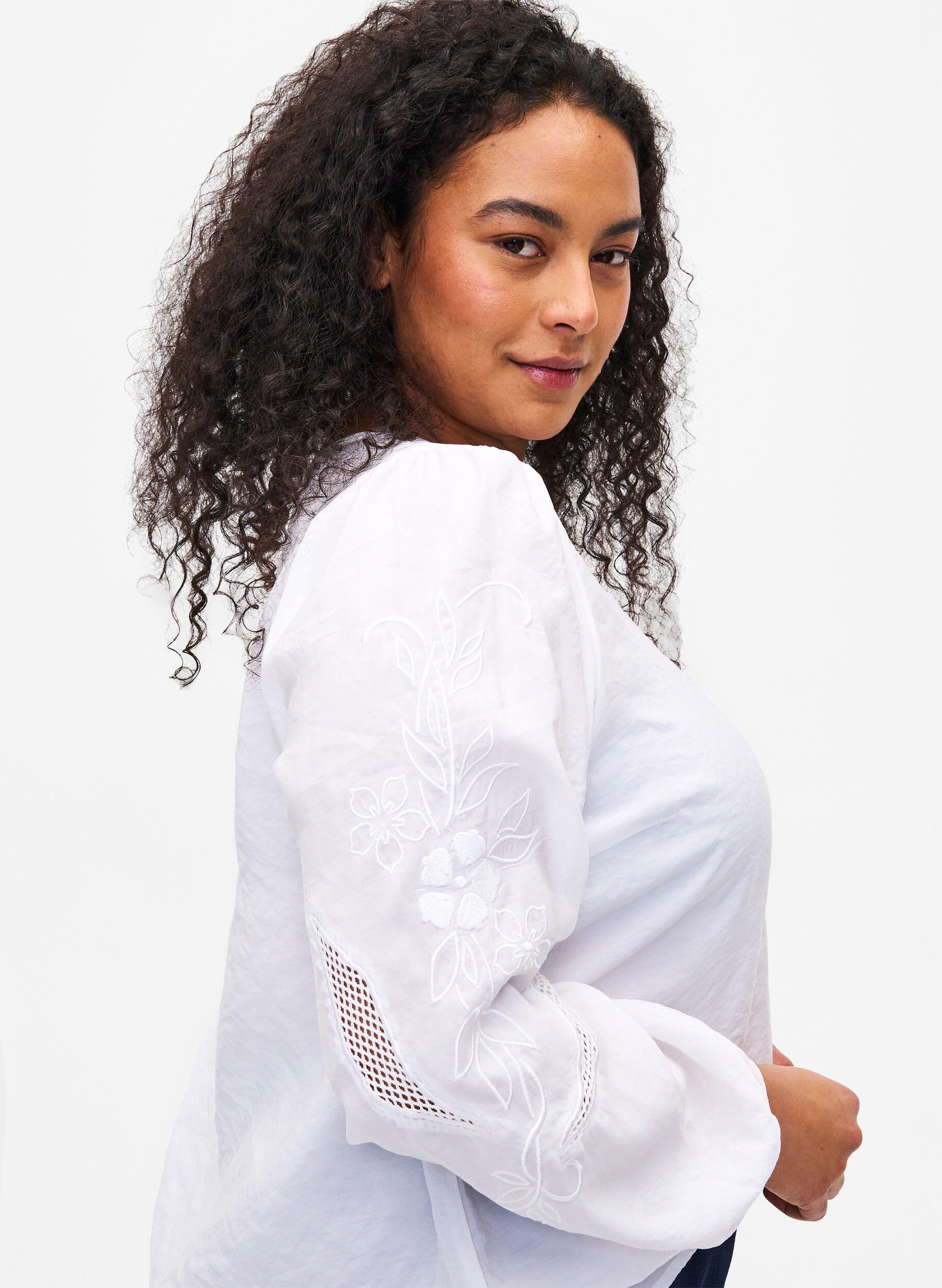 Zizzi Blus i TENCEL&trade; Modal med broderidetaljer, Bright White, Model image number 2