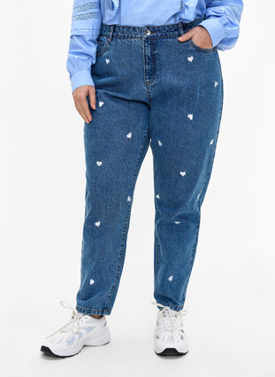 Mille Mom Fit-jeans med broderier, Light Blue Heart, Model image number 2
