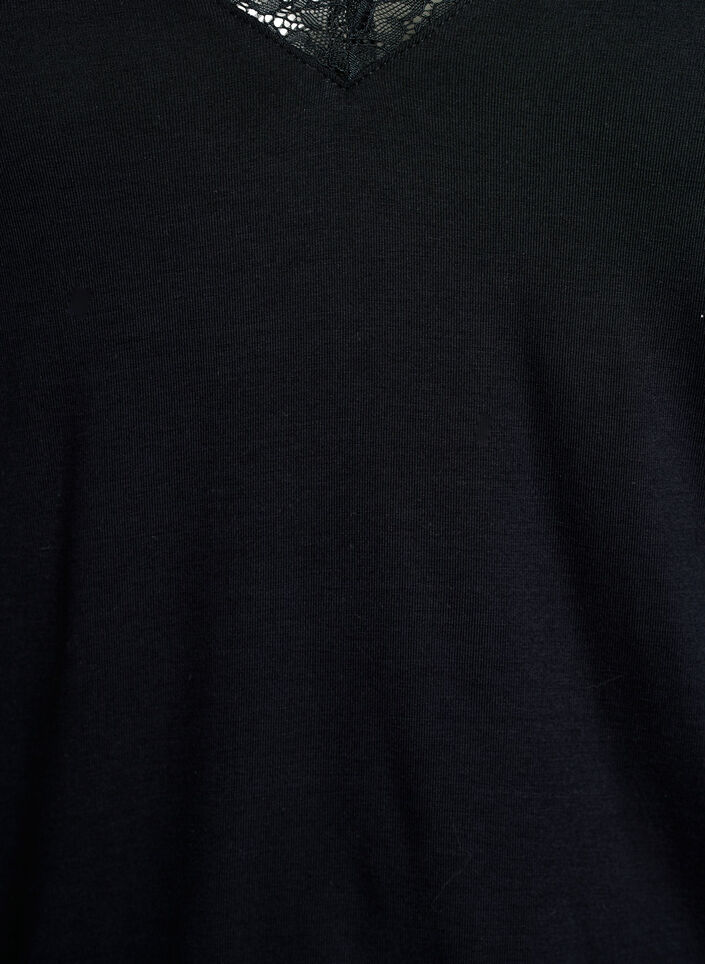 Blus i viskos med spetskant och v-ringning, Svart, Packshot image number 2