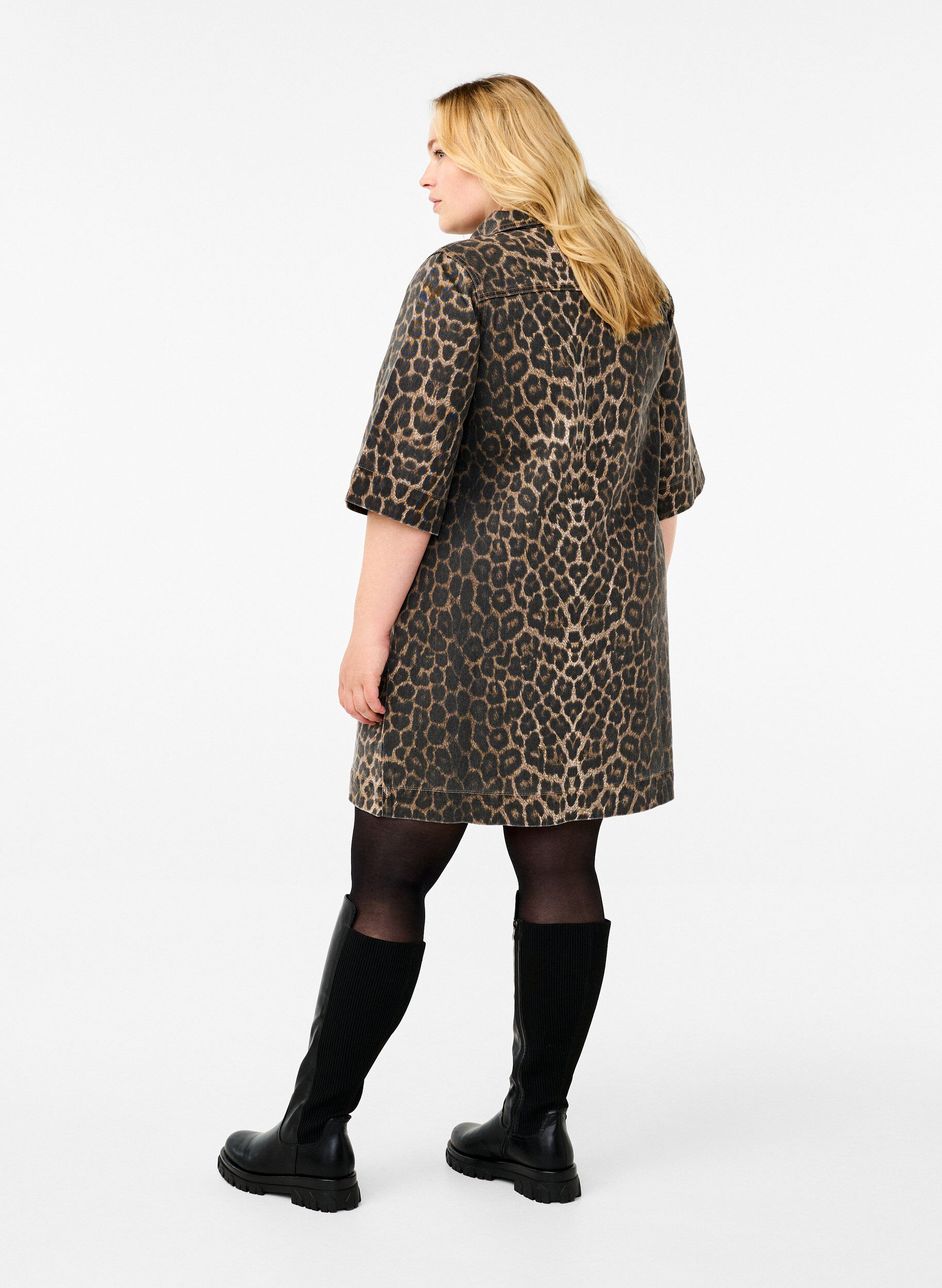 Zizzi Kort&auml;rmad denimkl&auml;nning med leopardm&ouml;nster, LEO AOP, Model image number 1