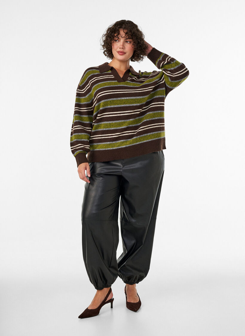 Stickad blus med r&auml;nder och polokrage, Brun, Model