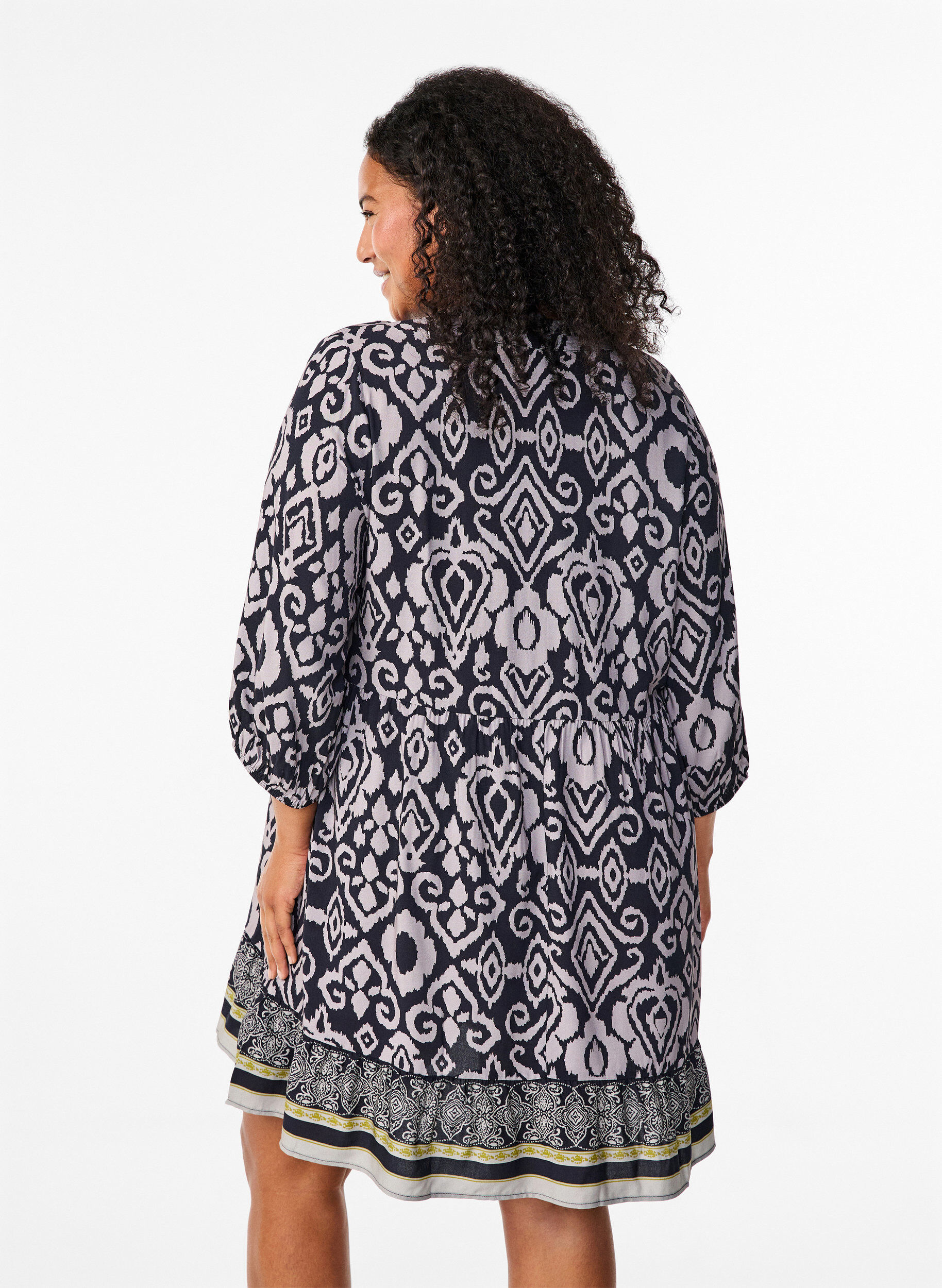 Zizzi Kort A-linjeformad kl&auml;nning med tryck, Black AOP, Model image number 1