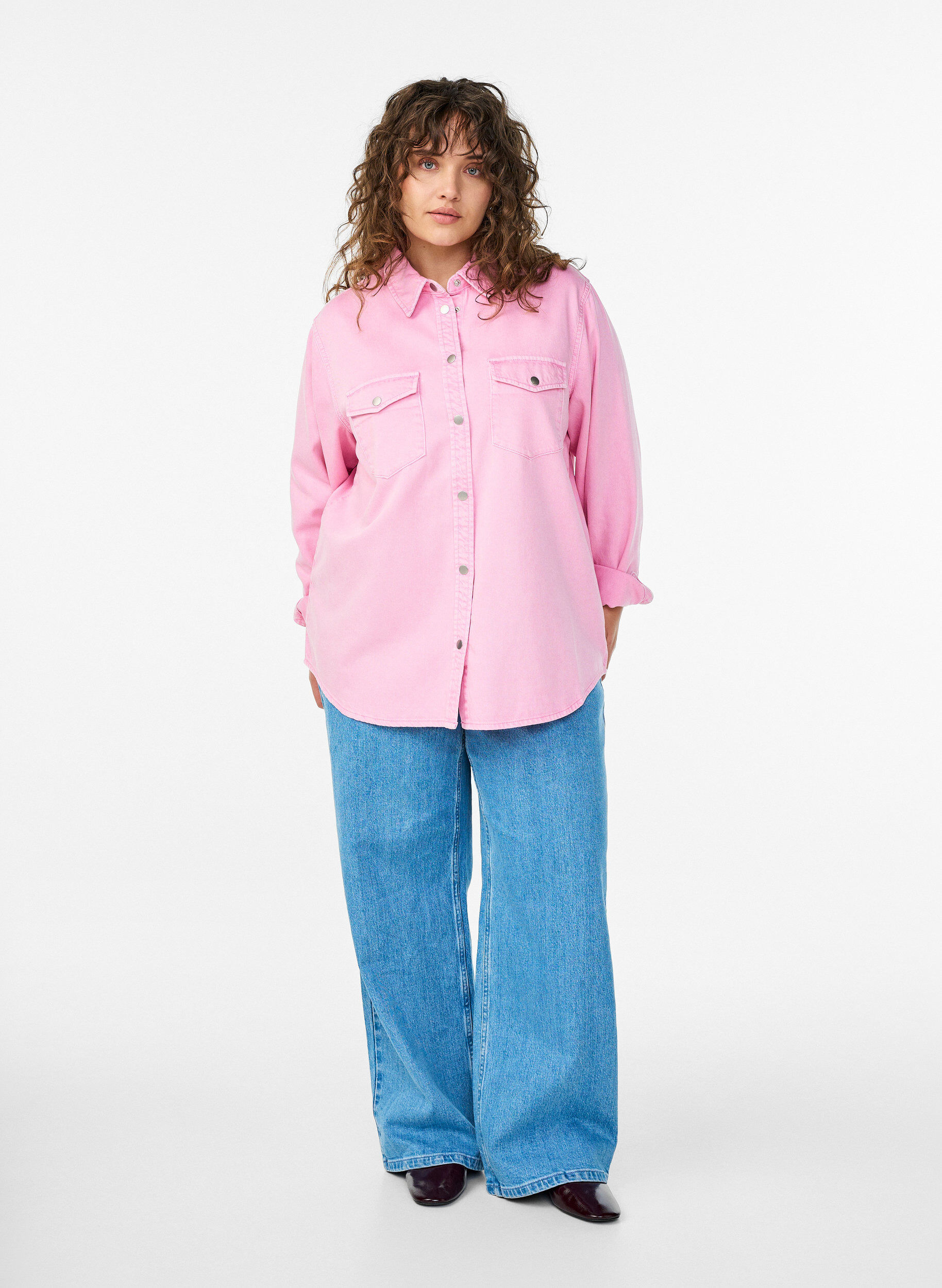 Zizzi Jeansskjorta med br&ouml;stfickor, Rosa, Model image number 1