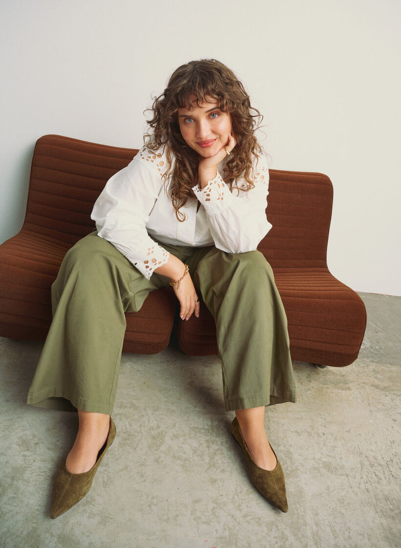 Blus med v-ringning och broderie anglaise-detaljer, Vit, Image